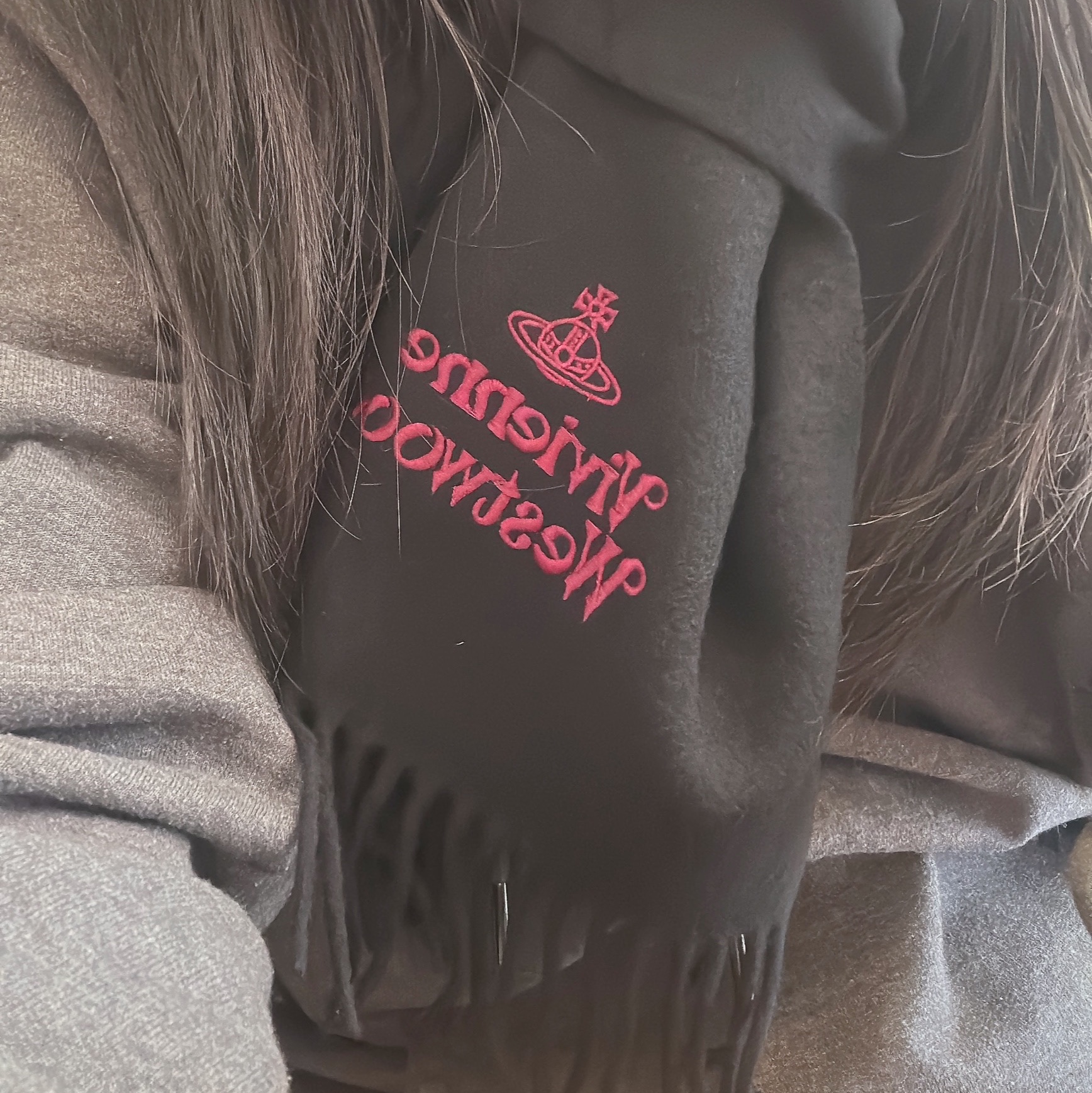 Vivienne Westwood Embroidered Logo Muffler Black Wine 착용 스타일