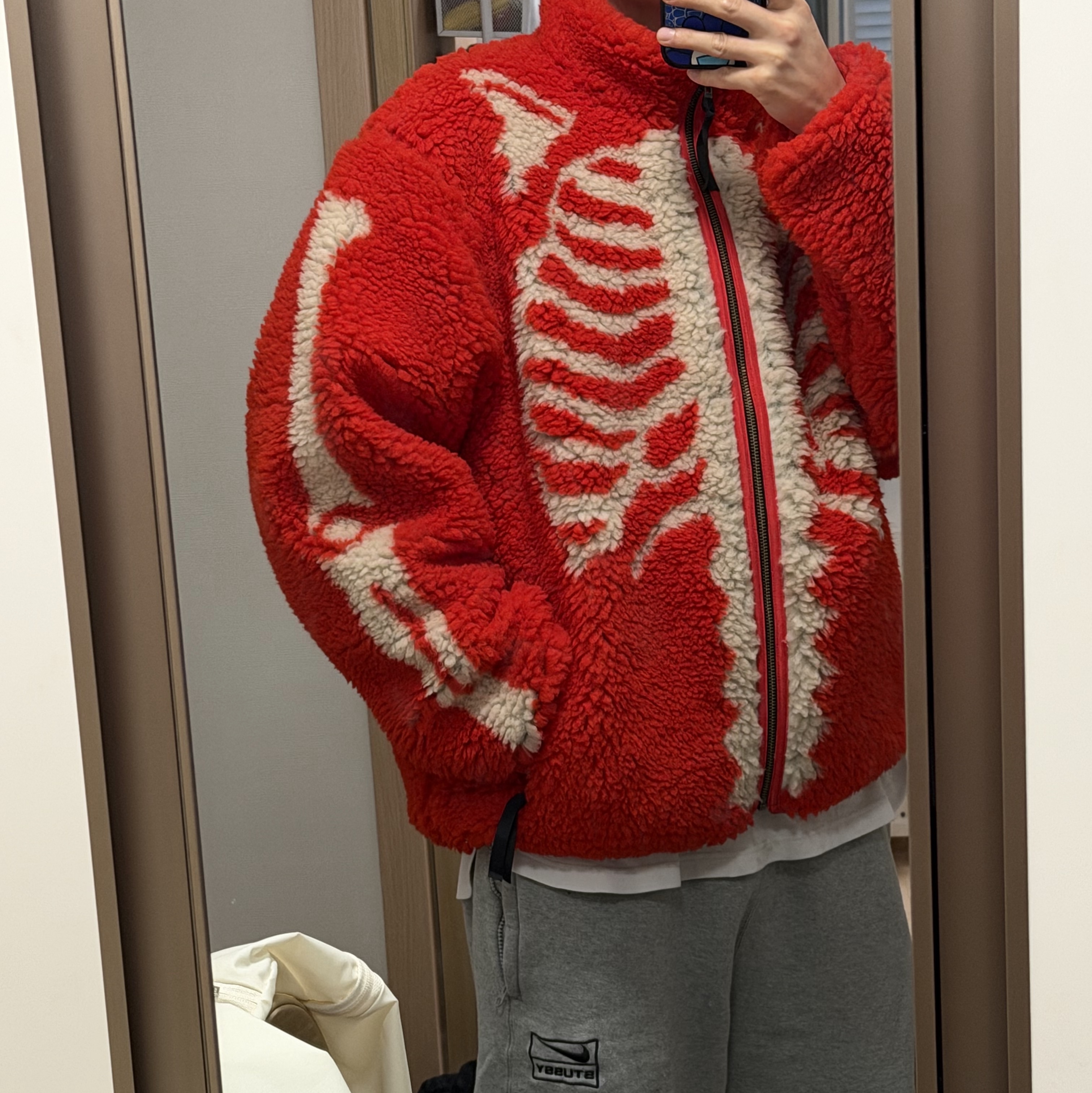 Kapital Bone Pattern Boa Fleece Reversible Blouson Red, Nike x Stussy Fleece Pants Grey Heather (FN5231-050) 착용 스타일 - 1