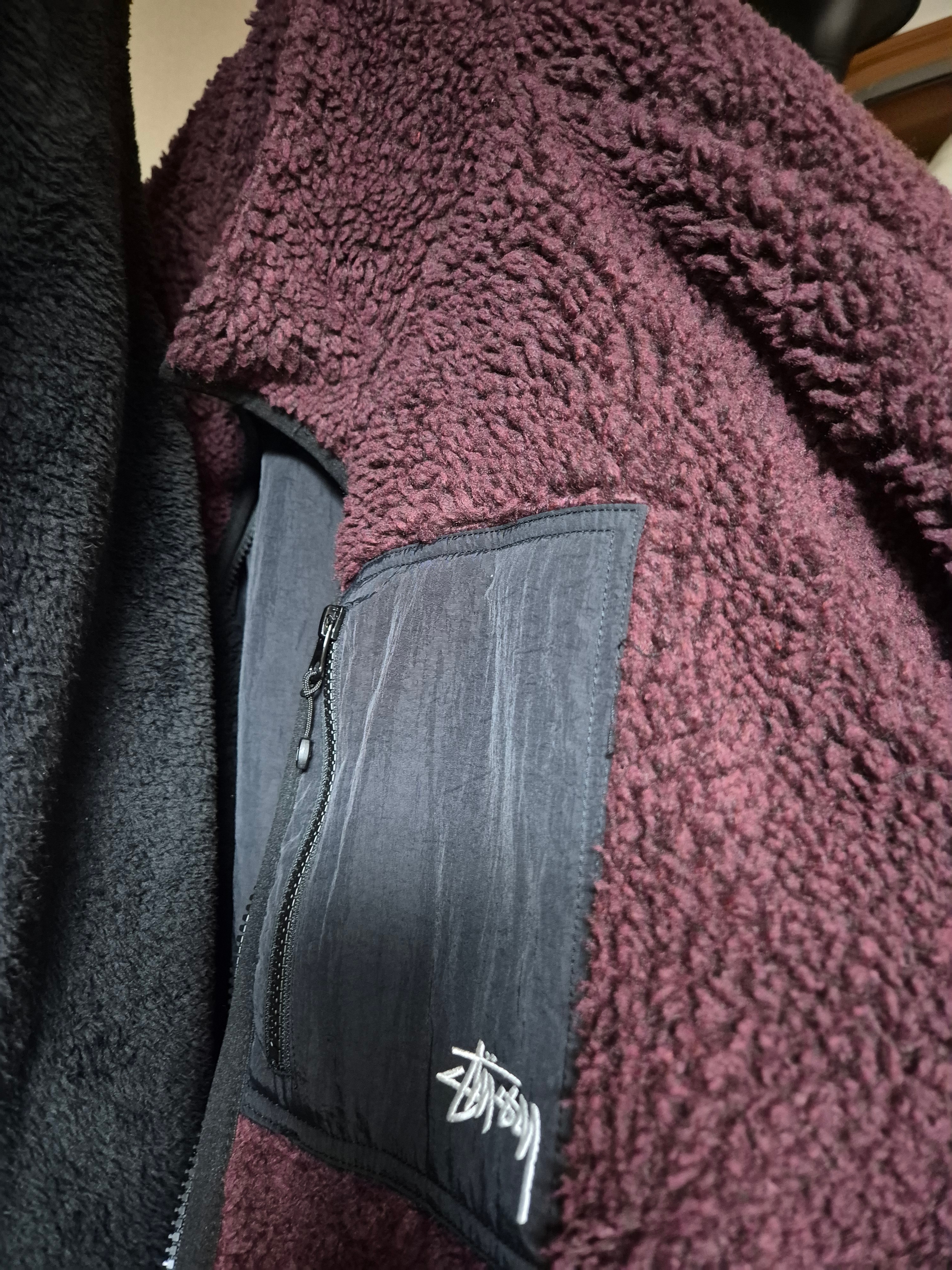 Stussy Sherpa Reversible Jacket Burgundy 착용 스타일