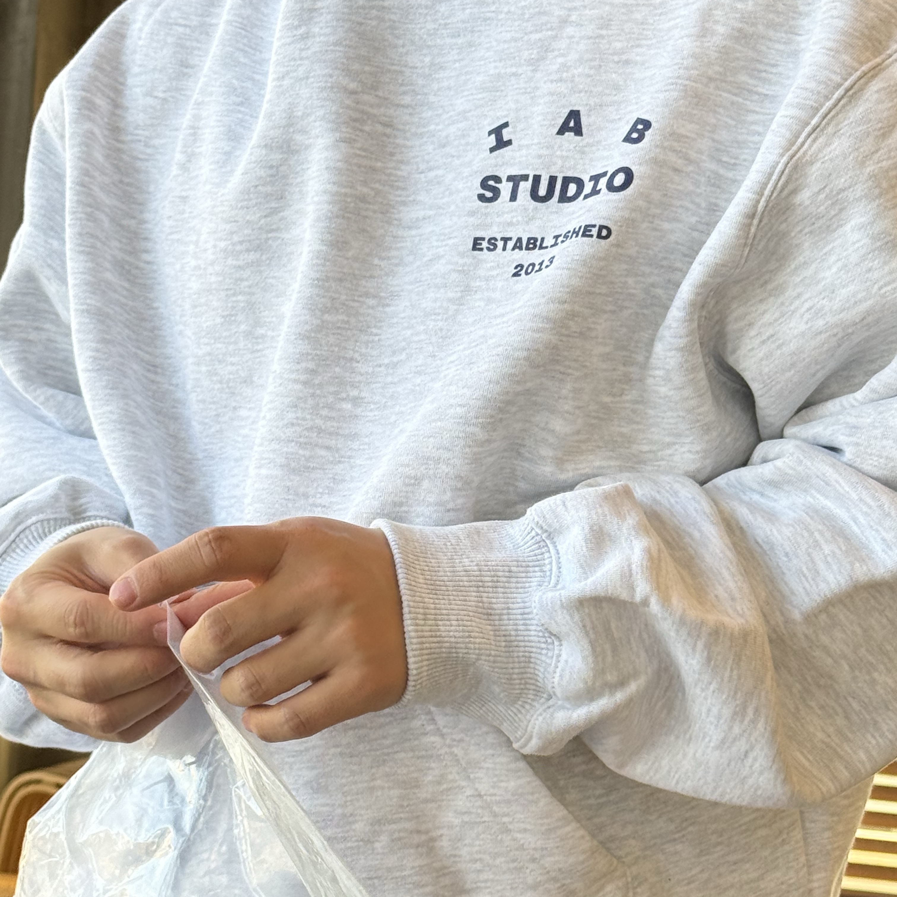 IAB Studio 25 Hoodie Light Gray Navy 착용 스타일