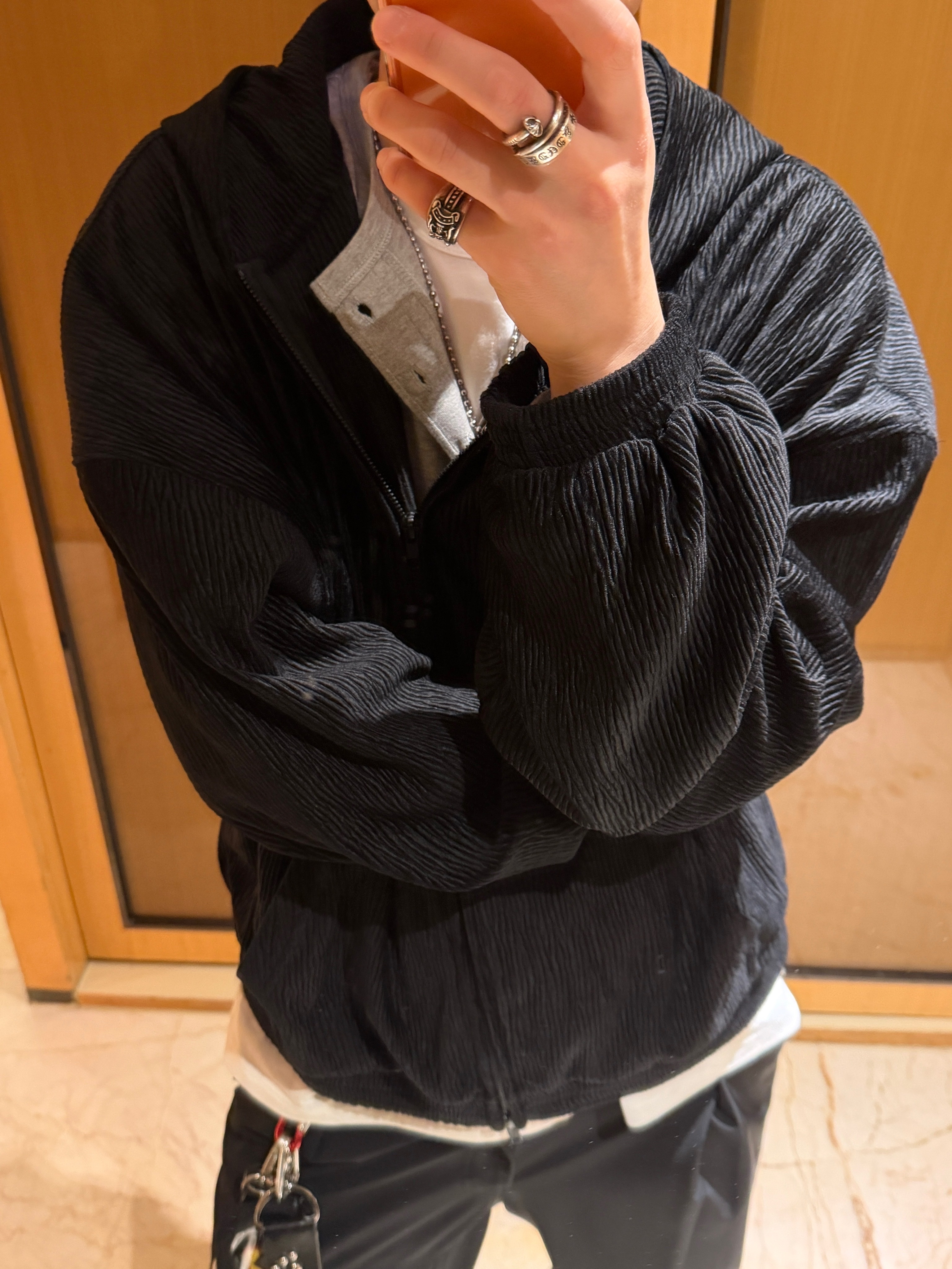 Nonnod Zen Pleats Zip Hoodie Black 착용 스타일 - 5