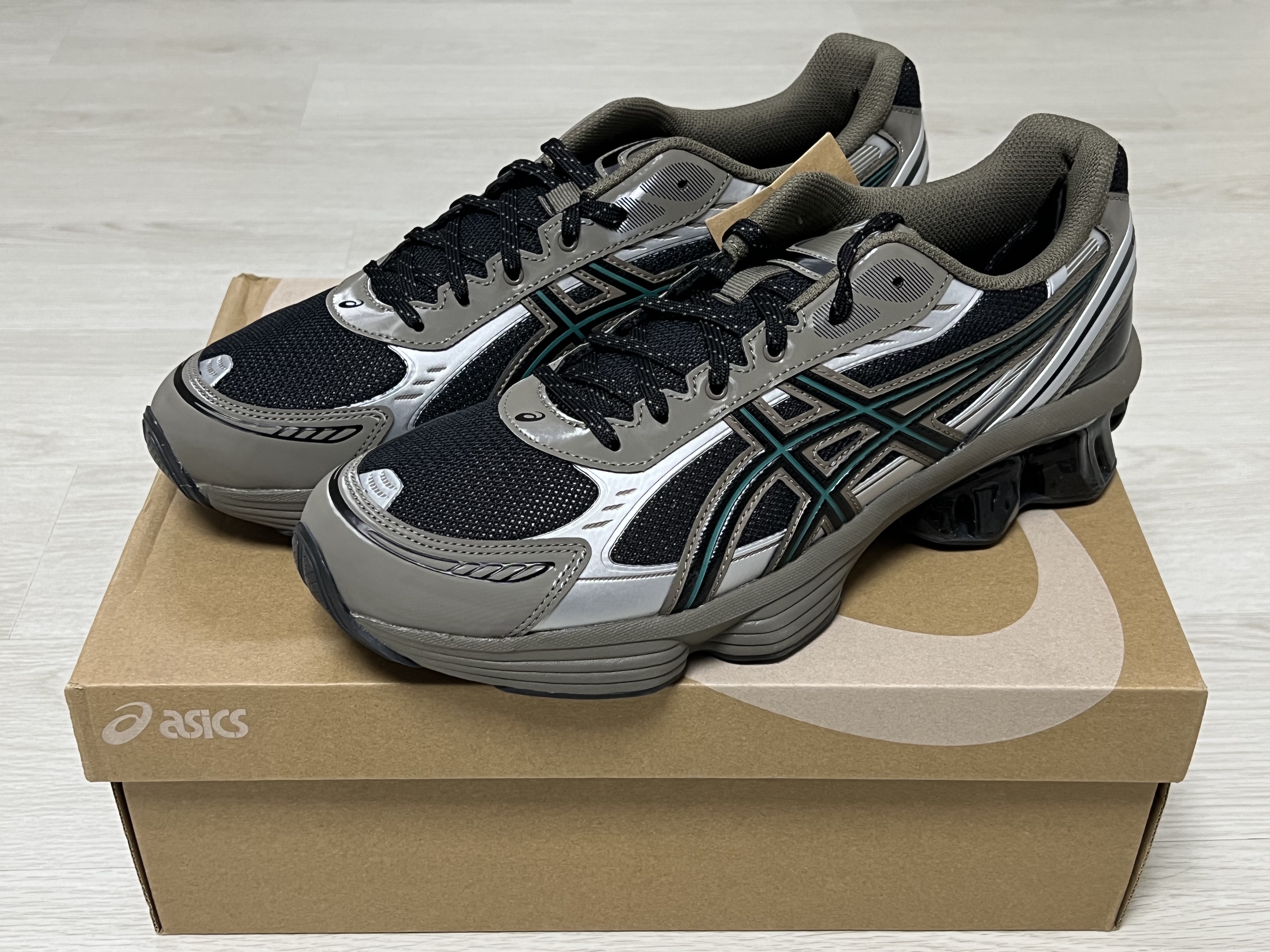 Asics Gel-Kinetic Fluent Black Dark Taupe 착용 스타일
