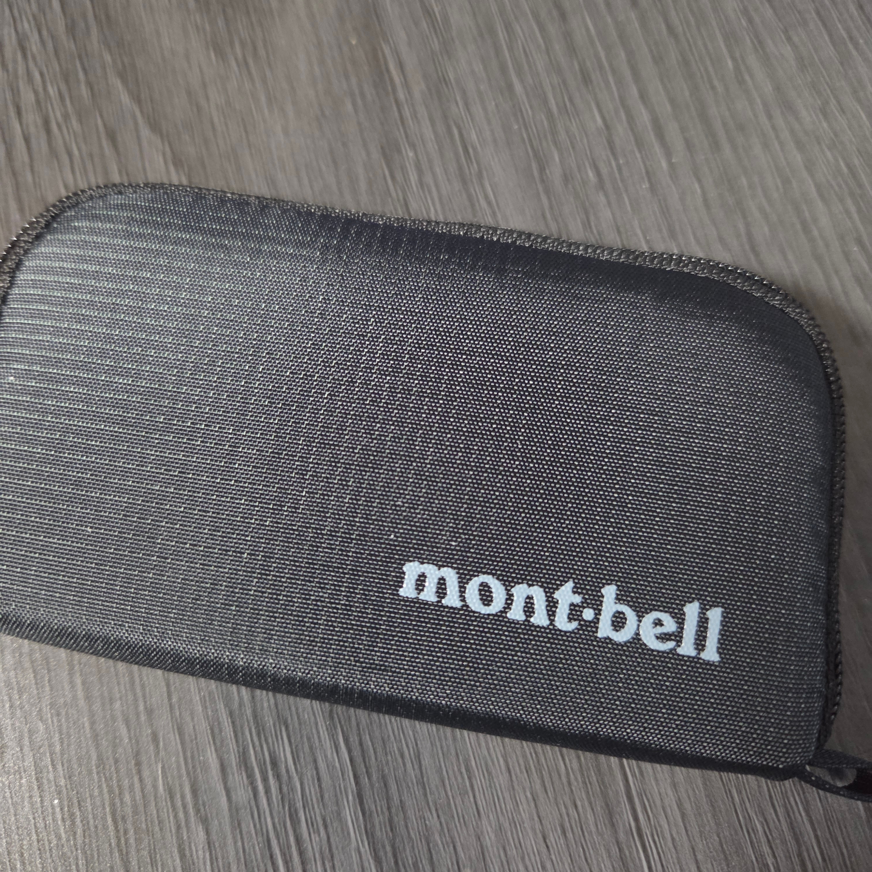 Montbell Mini Zip Wallet Black 착용 스타일