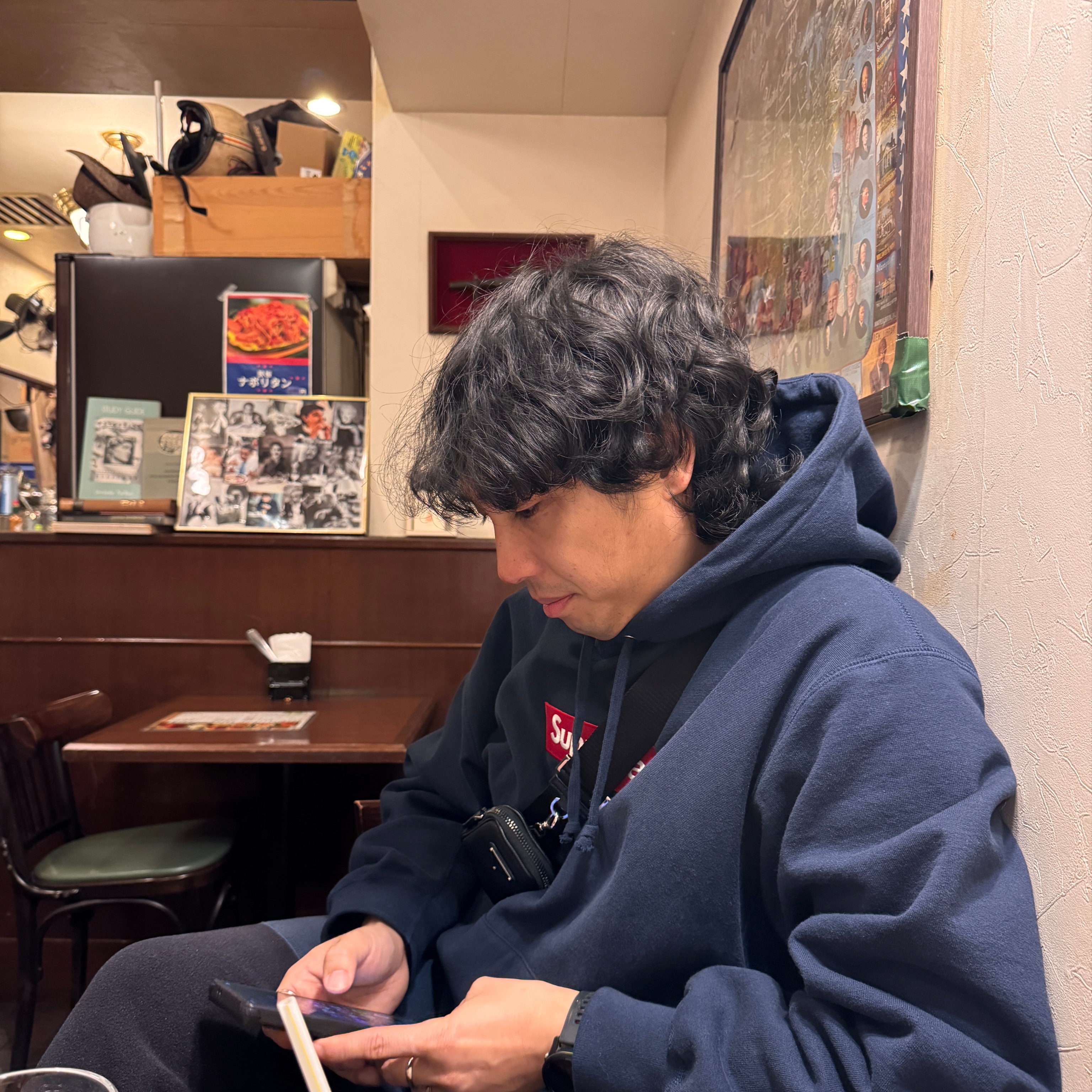 Supreme x The North Face Steep Tech Fleece Pullover Brown - 22FW, Prada Re-Nylon and Saffiano Leather Shoulder Bag Black 착용 스타일 - 3