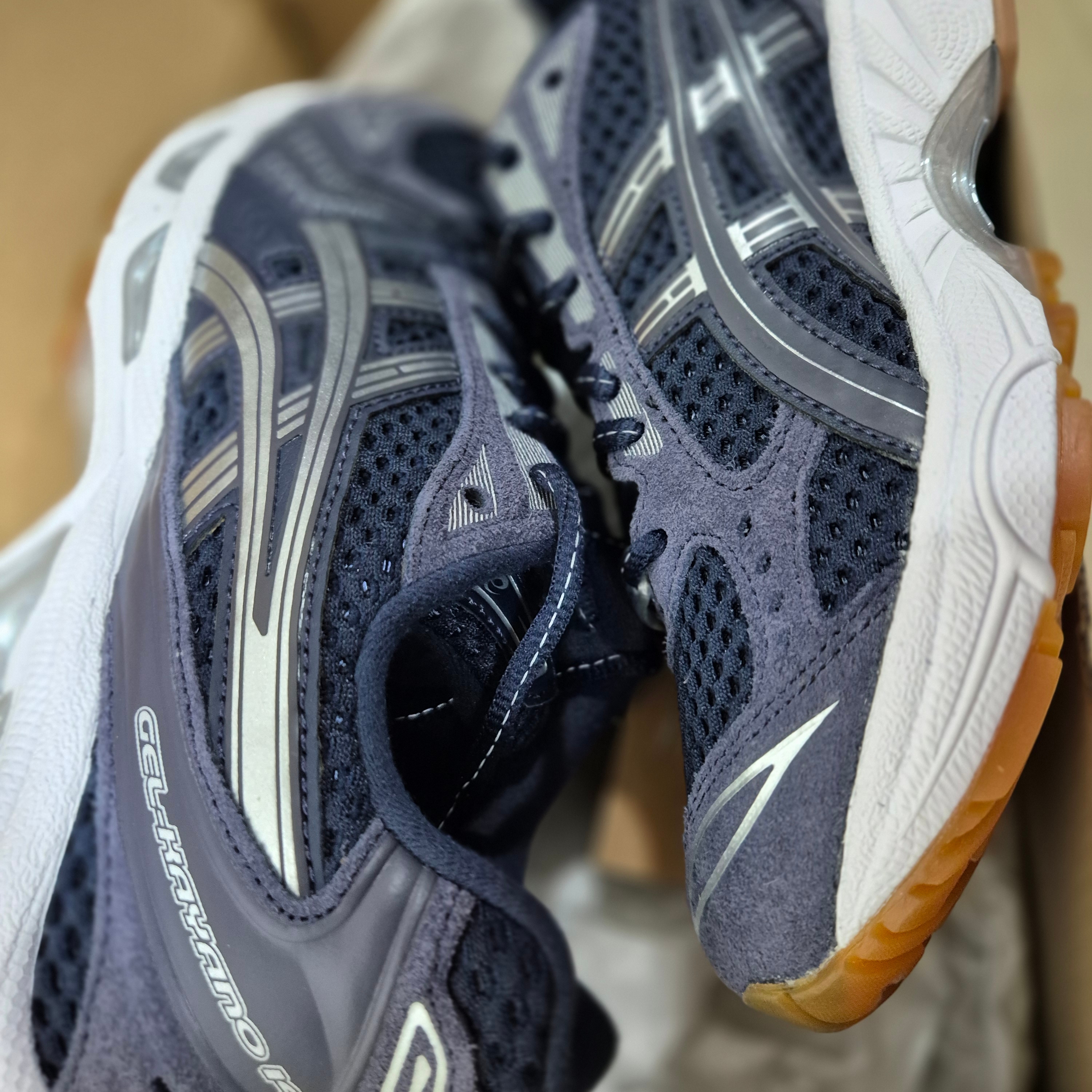 Asics x A.P.C. Gel-Kayano 14 Midnight Indigo Fog 착용 스타일 - 3