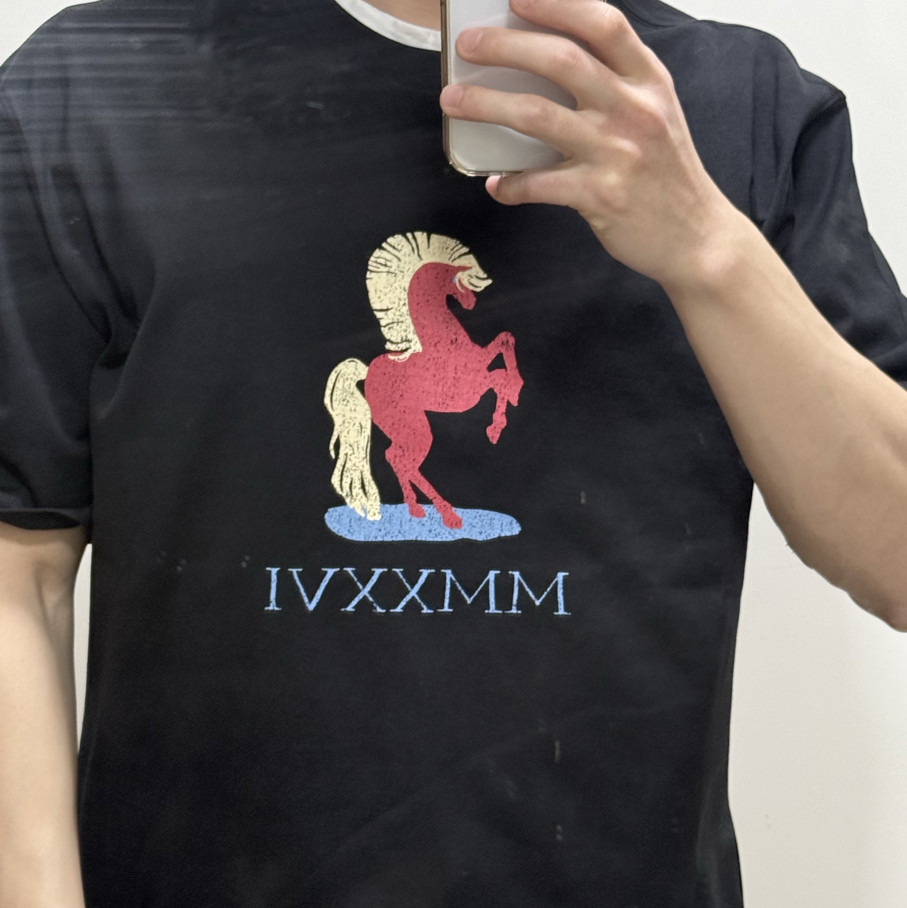 IAB Studio Red Horse T-Shirt Black 착용 스타일 - 3