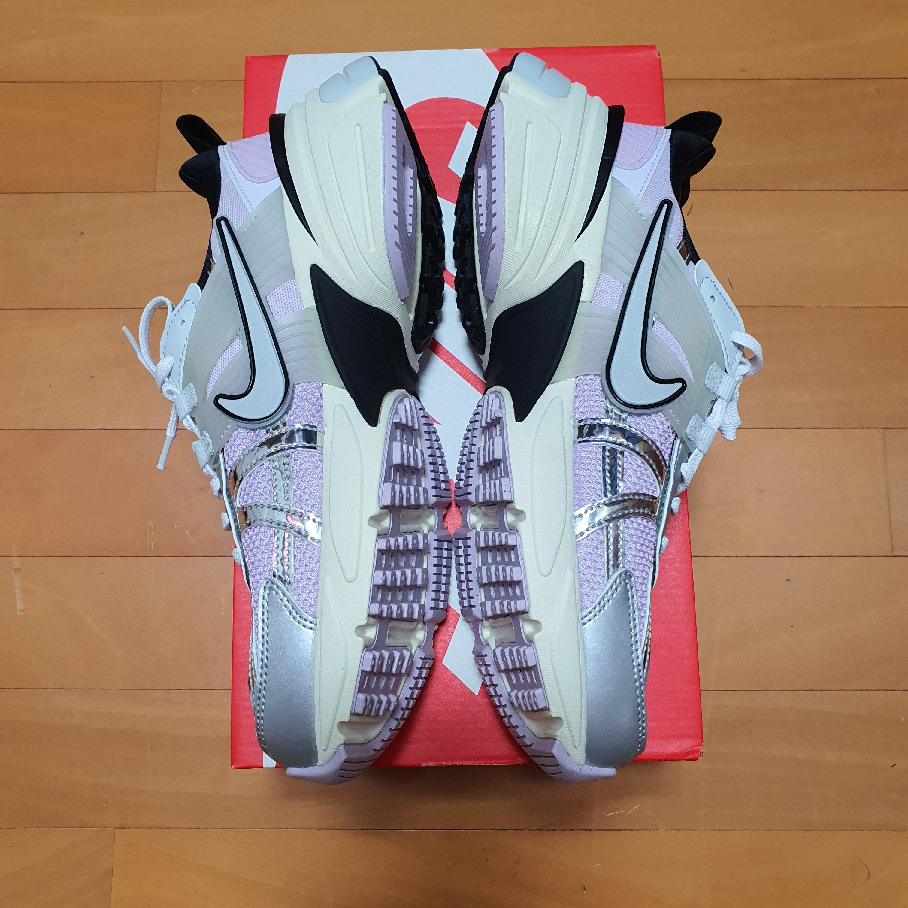 (W) Nike V2K Run Doll Black 착용 스타일