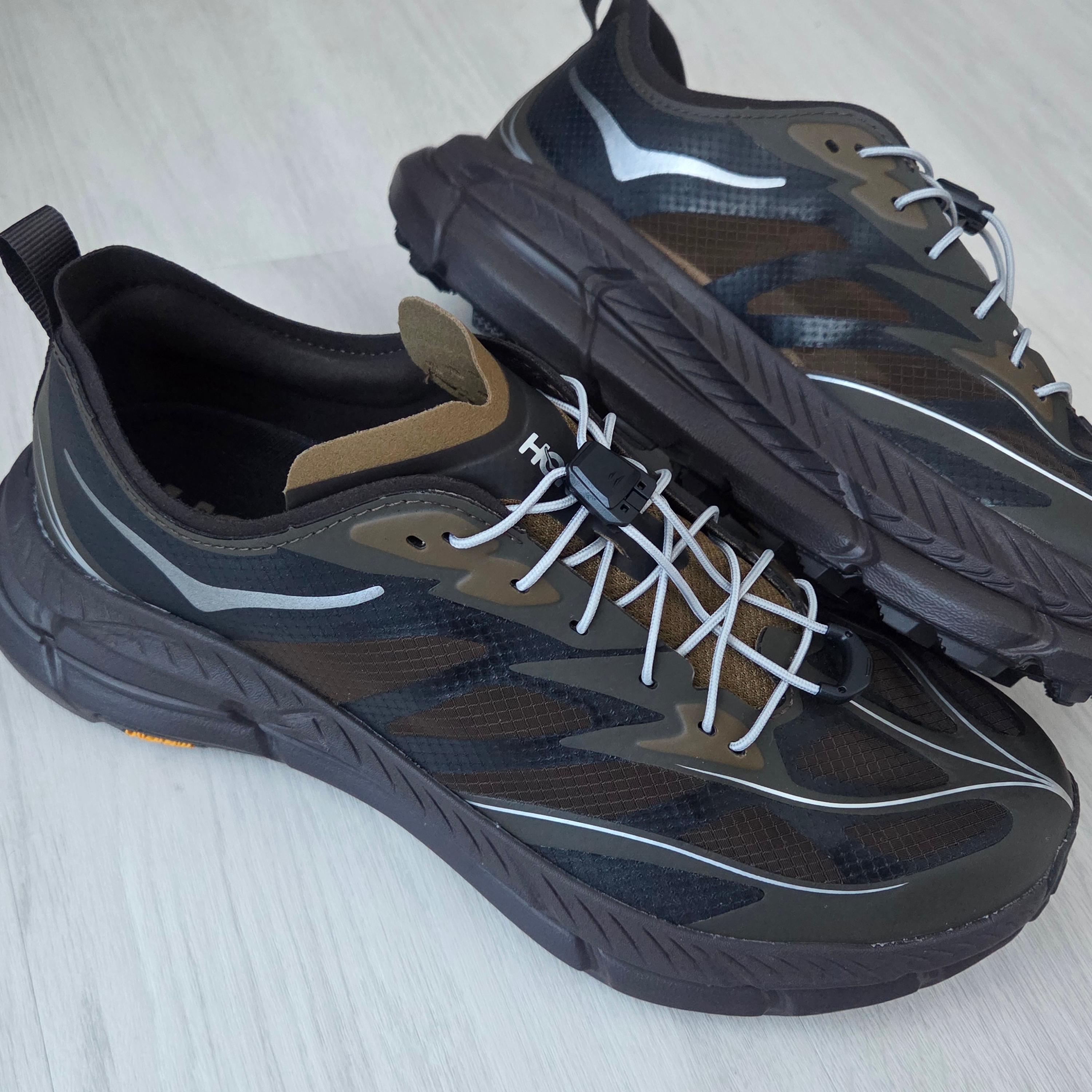 Hoka Mafate Speed 4 Lite Tree Bark Cast Iron 착용 스타일 - 2