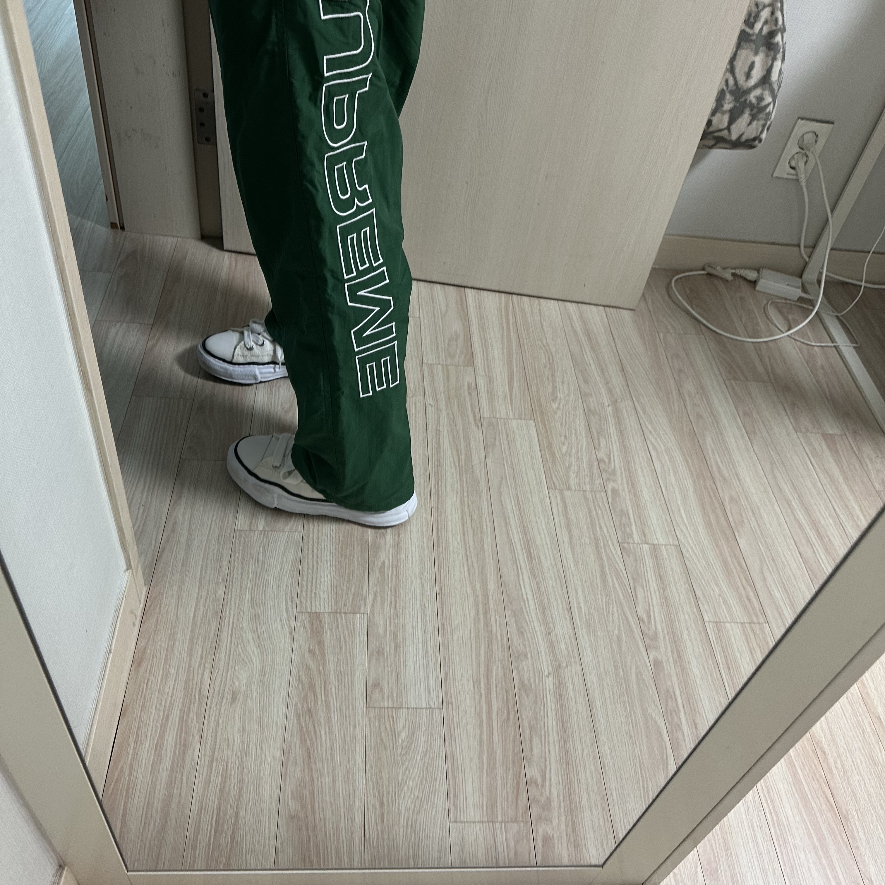 Supreme Spellout Embroidered Track Pant Dark Green - 24FW 착용 스타일 - 1