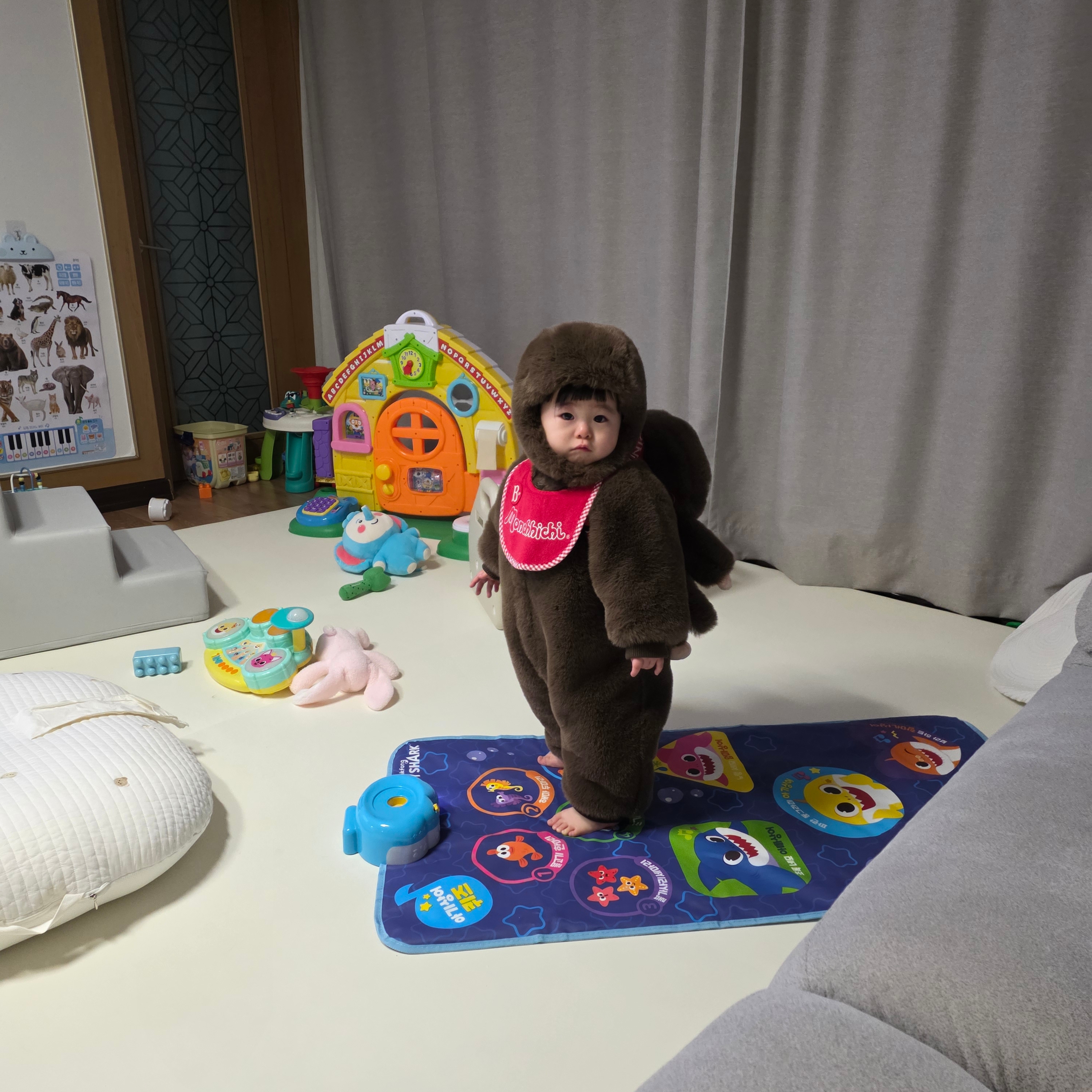 (Kids) Monchhichi x Bebe De Pino Fur Hat Brown, (Kids) Monchhichi x Bebe De Pino Bib Set Multi 착용 스타일 - 4