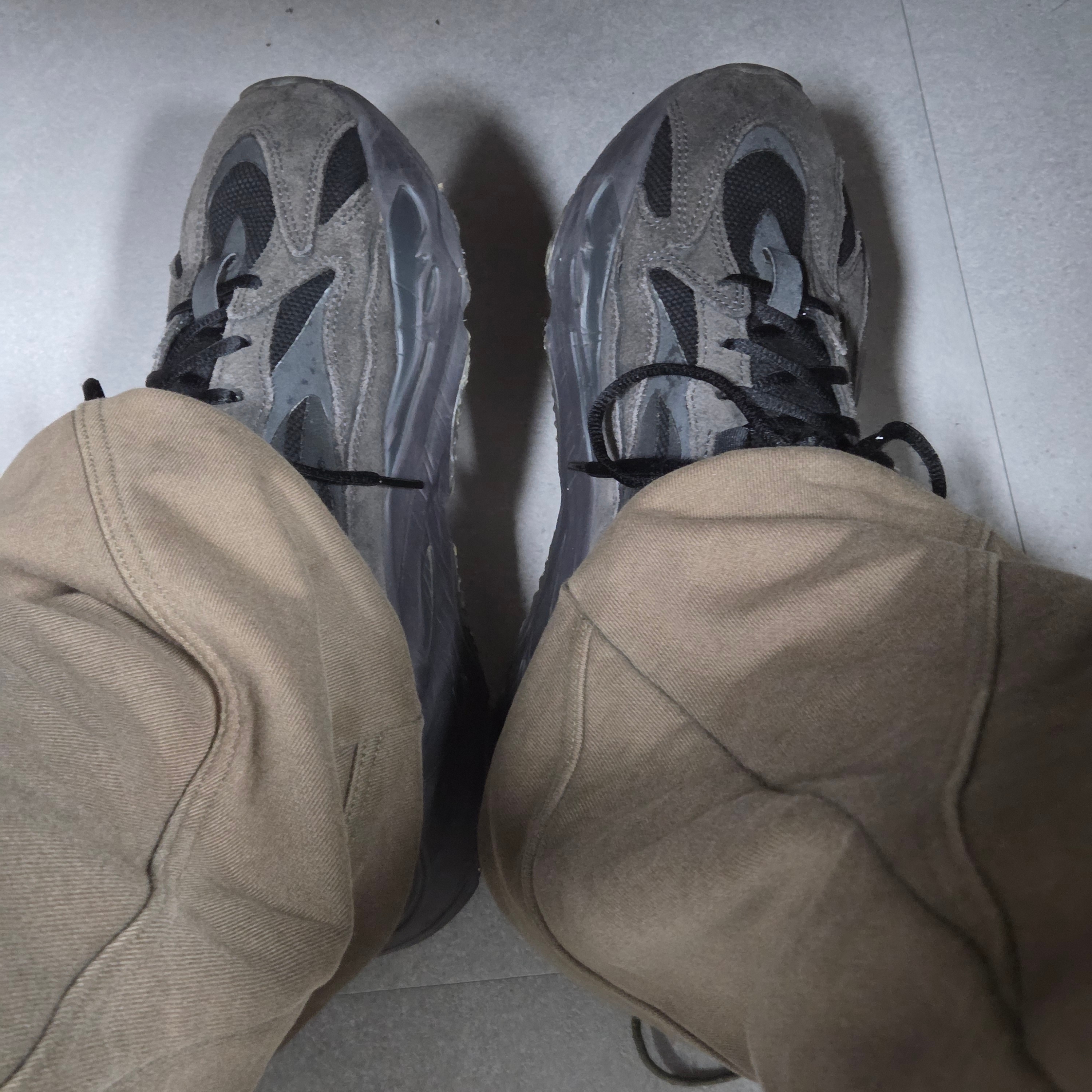 Adidas Yeezy Boost 700 V2 Vanta 2019 착용 스타일