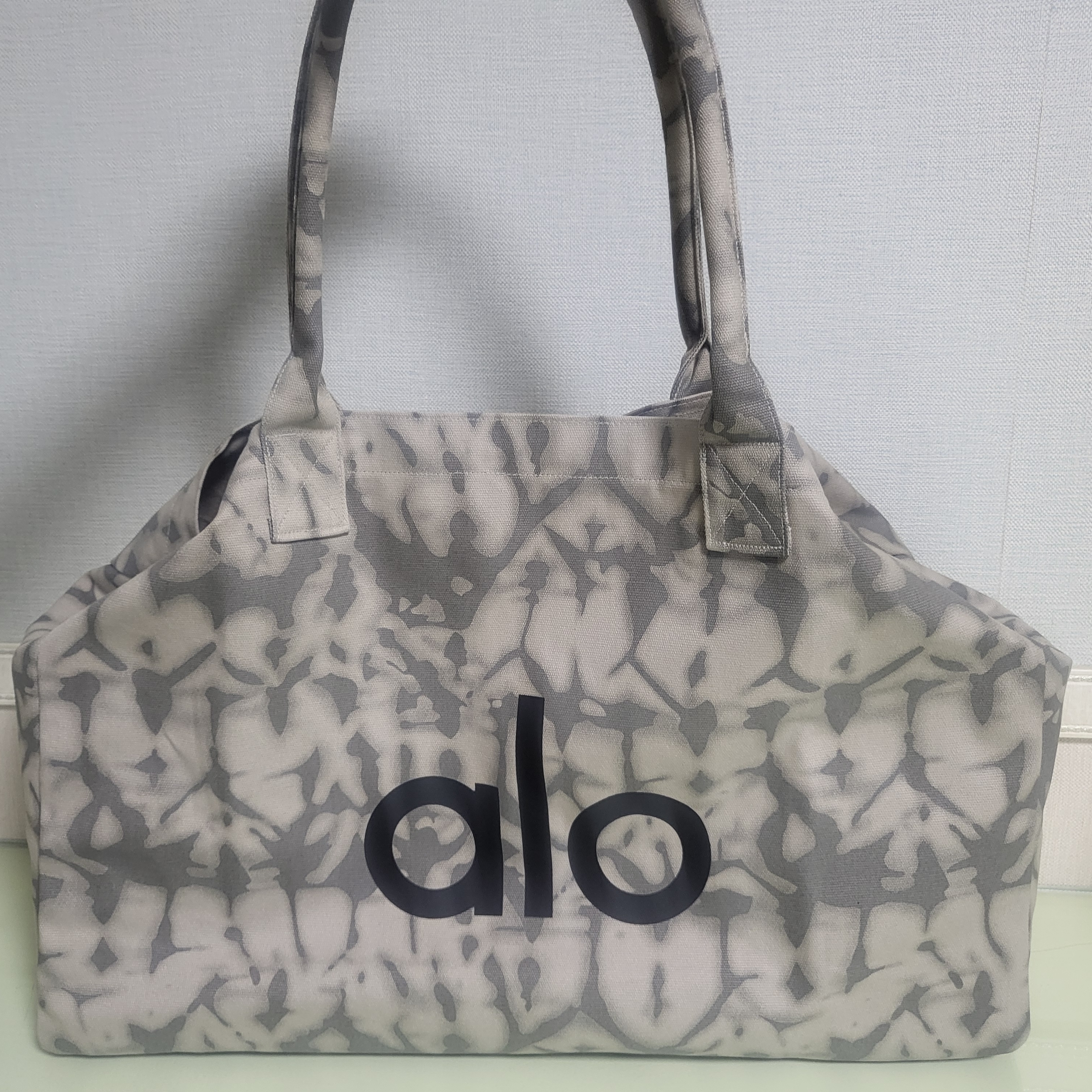Alo Yoga Iconic Shopper Tote Bag Grey Tiedye 착용 스타일