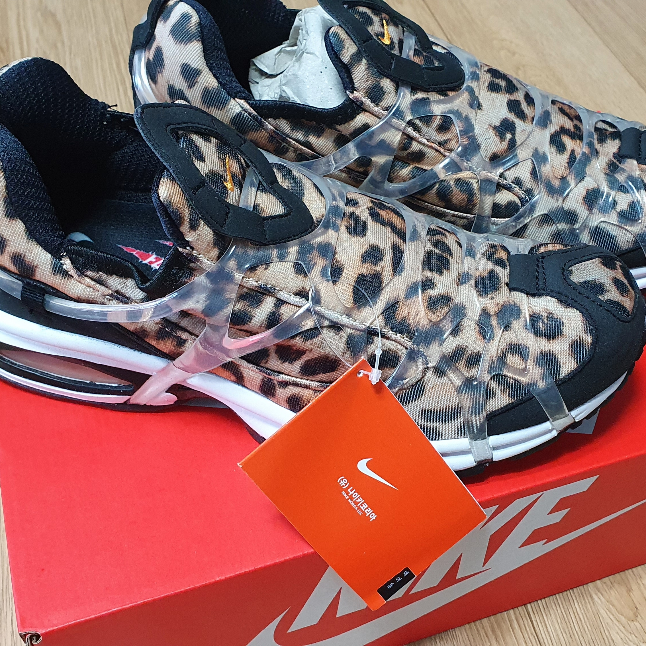 Nike Air Kukini SE Kumquat and Action Red 착용 스타일