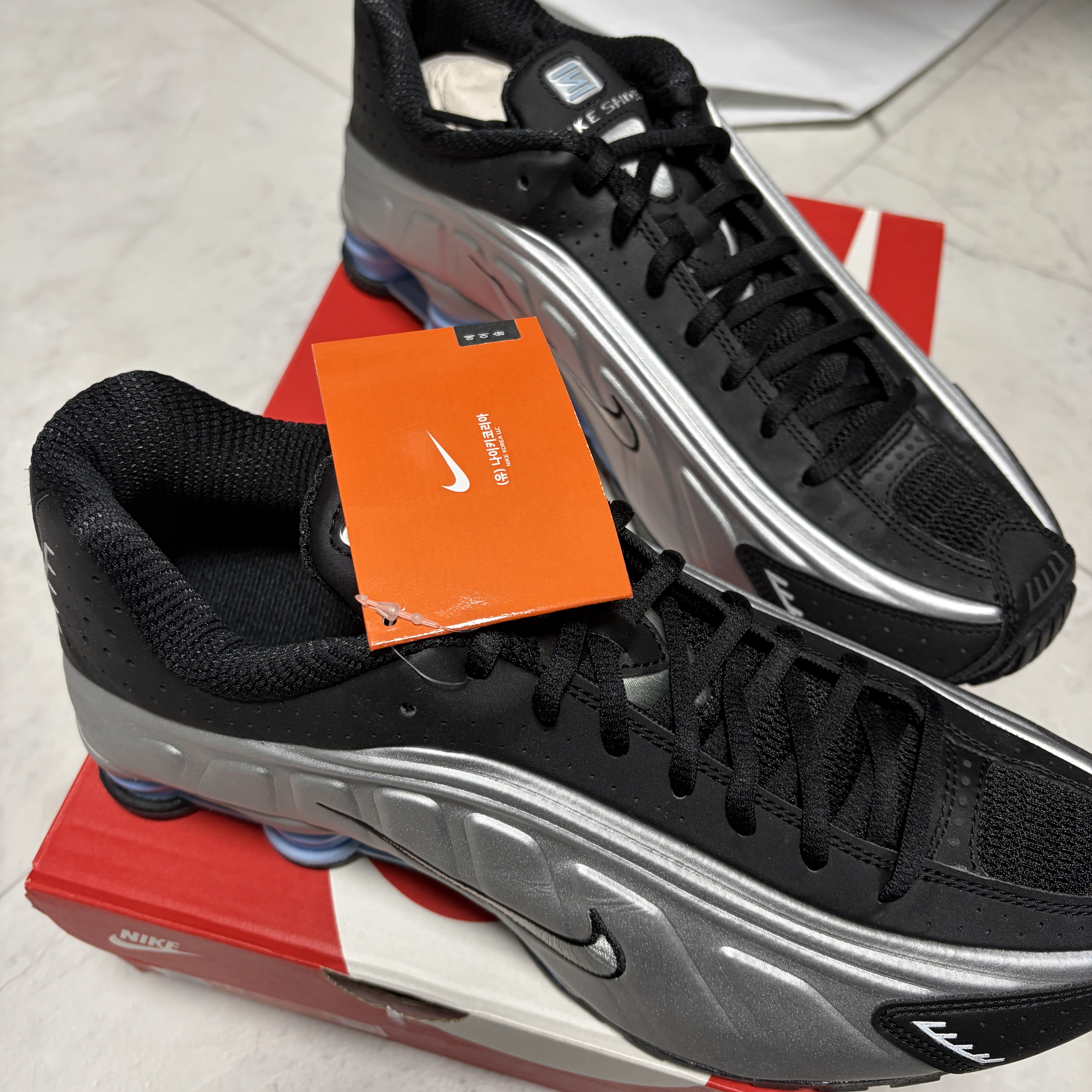 Nike Shox R4 Metallic Silver Black 착용 스타일