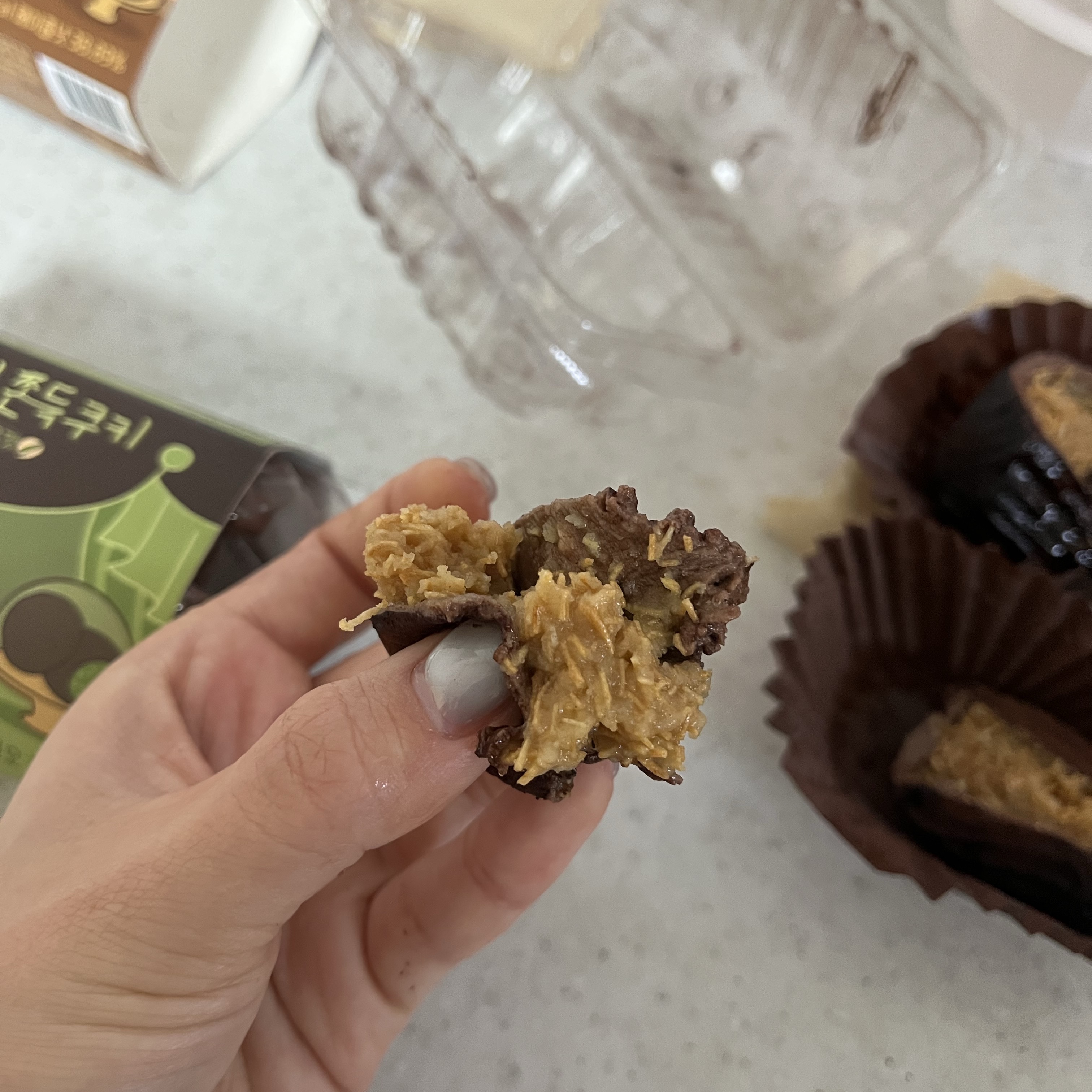 [KREAM 단독] tongtonge Dubai Style Chewy Cookies Pistachio Set 착용 스타일 - 4