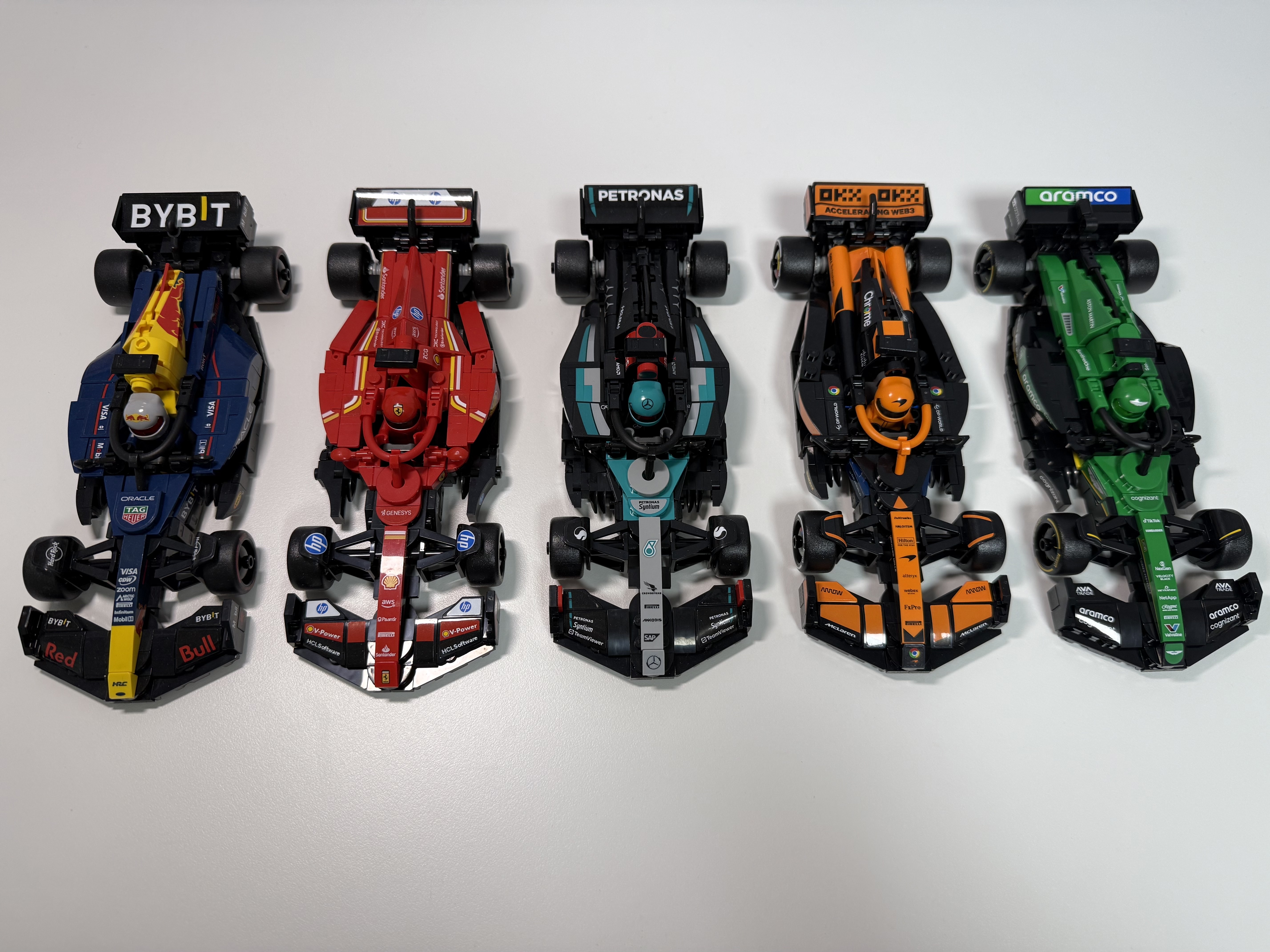 Lego Speed Champions Ferrari SF-24 F1 Race Car, Lego Speed Champions Mercedes-AMG F1 W15 Race Car 착용 스타일