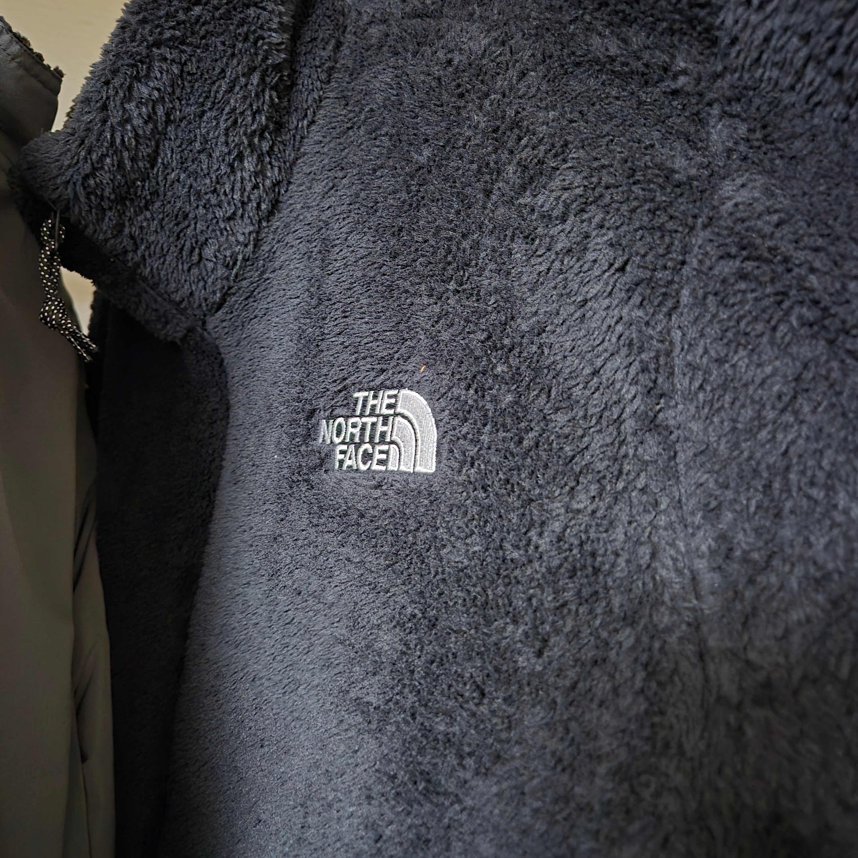The North Face Comfy Alpha Fleece Zip Up Black 착용 스타일