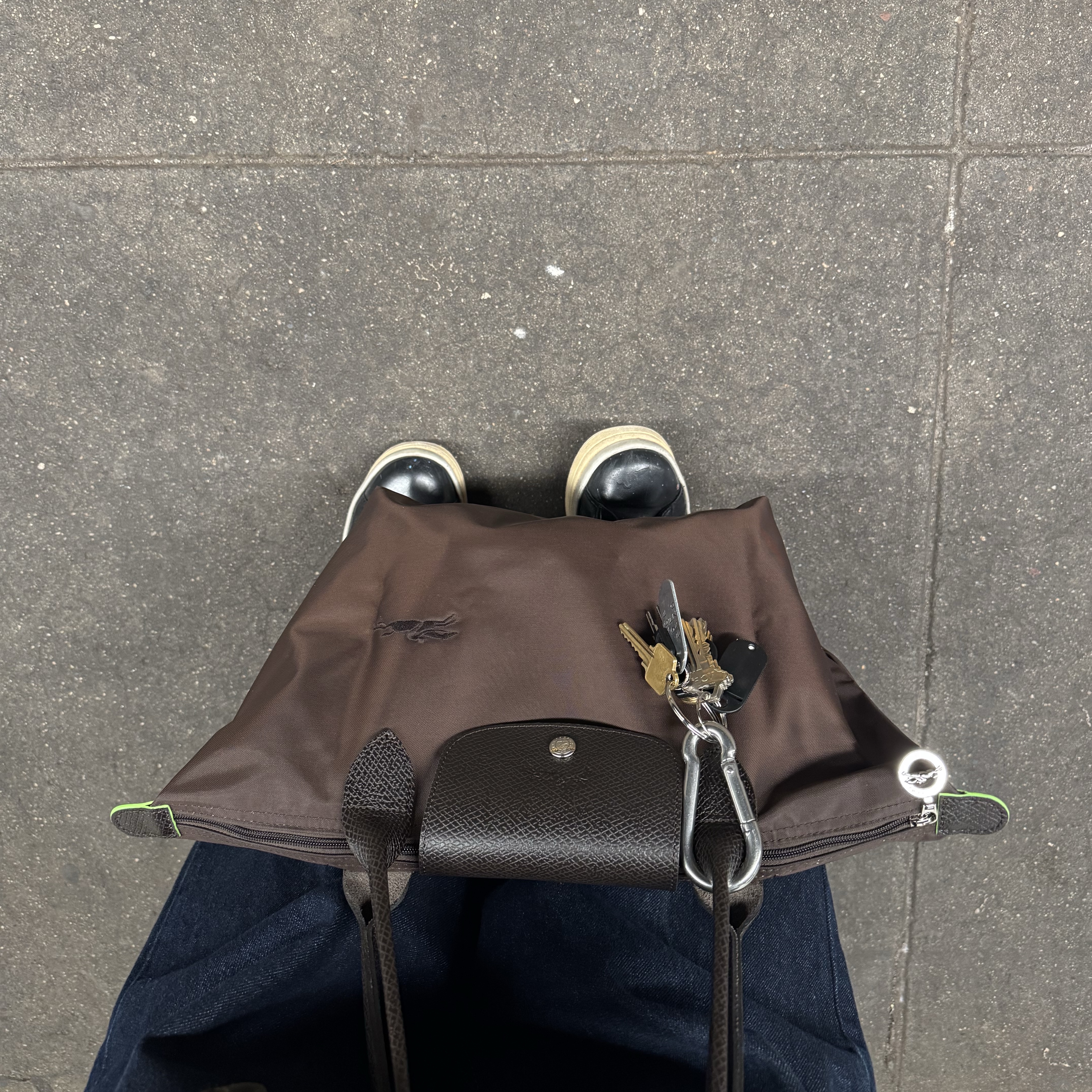 Longchamp Le Pliage M Shoulder Bag Mocha 착용 스타일 - 2