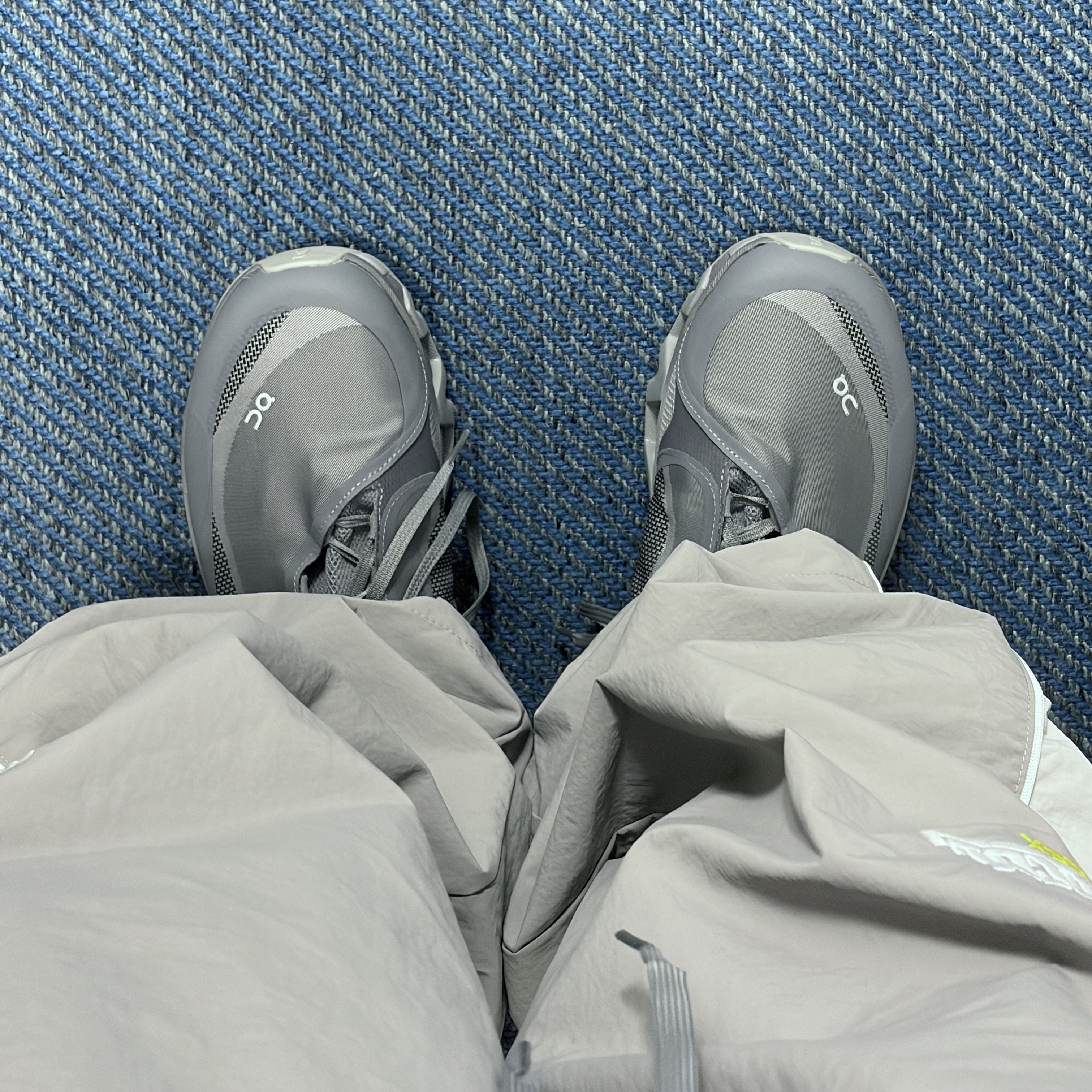 On Running x Post Archive Faction (Paf) Cloudmonster Hyper Phantom Apollo, Protocol Index 3 Layered Track Pants Grey 착용 스타일 - 1