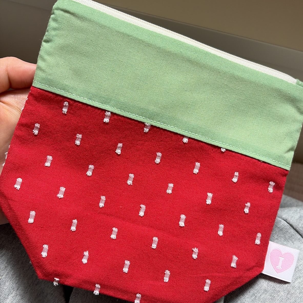 [KREAM 단독]  Isummerly Love Berry Pouch Red 착용 스타일