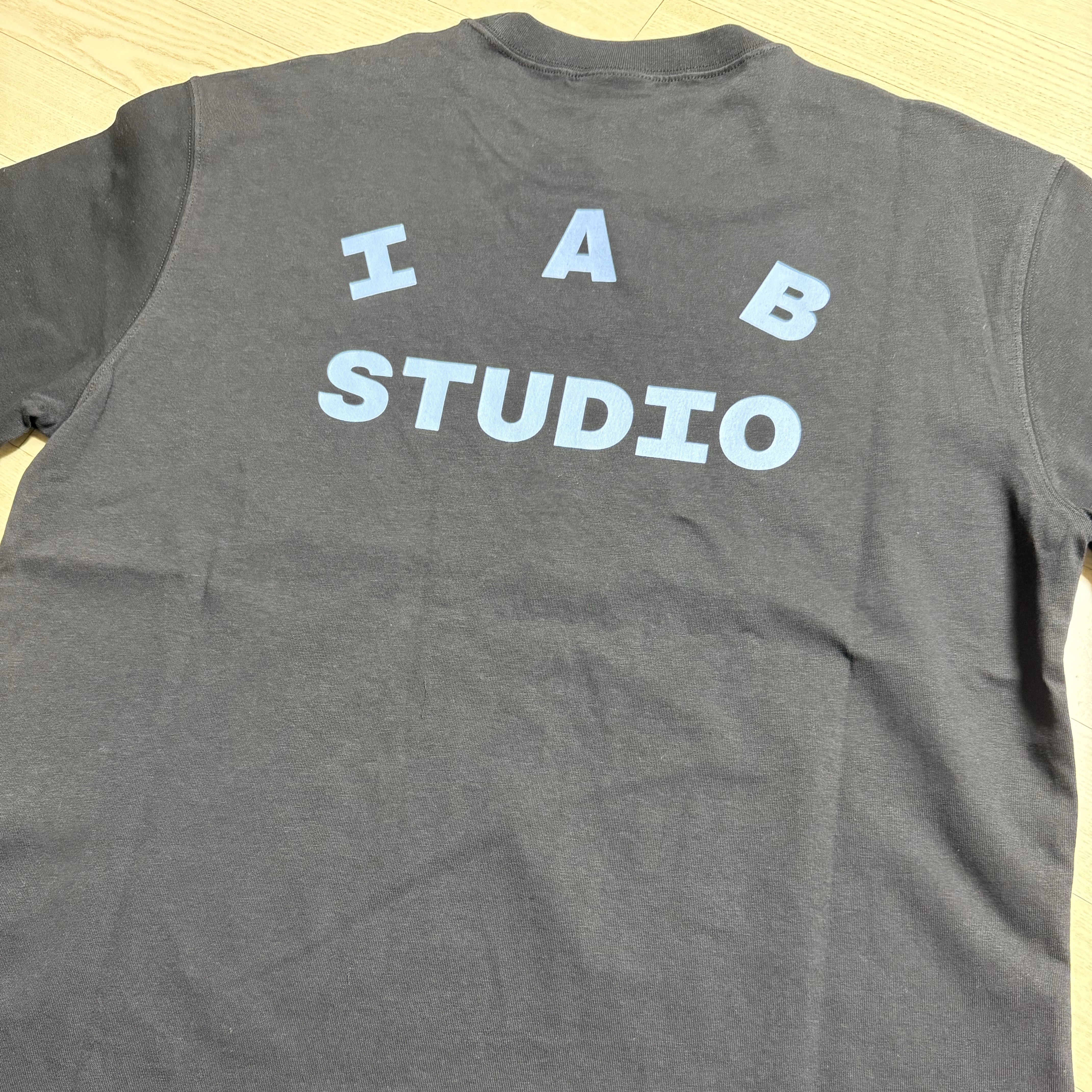 IAB Studio Red Horse T-Shirt Black 착용 스타일 - 2