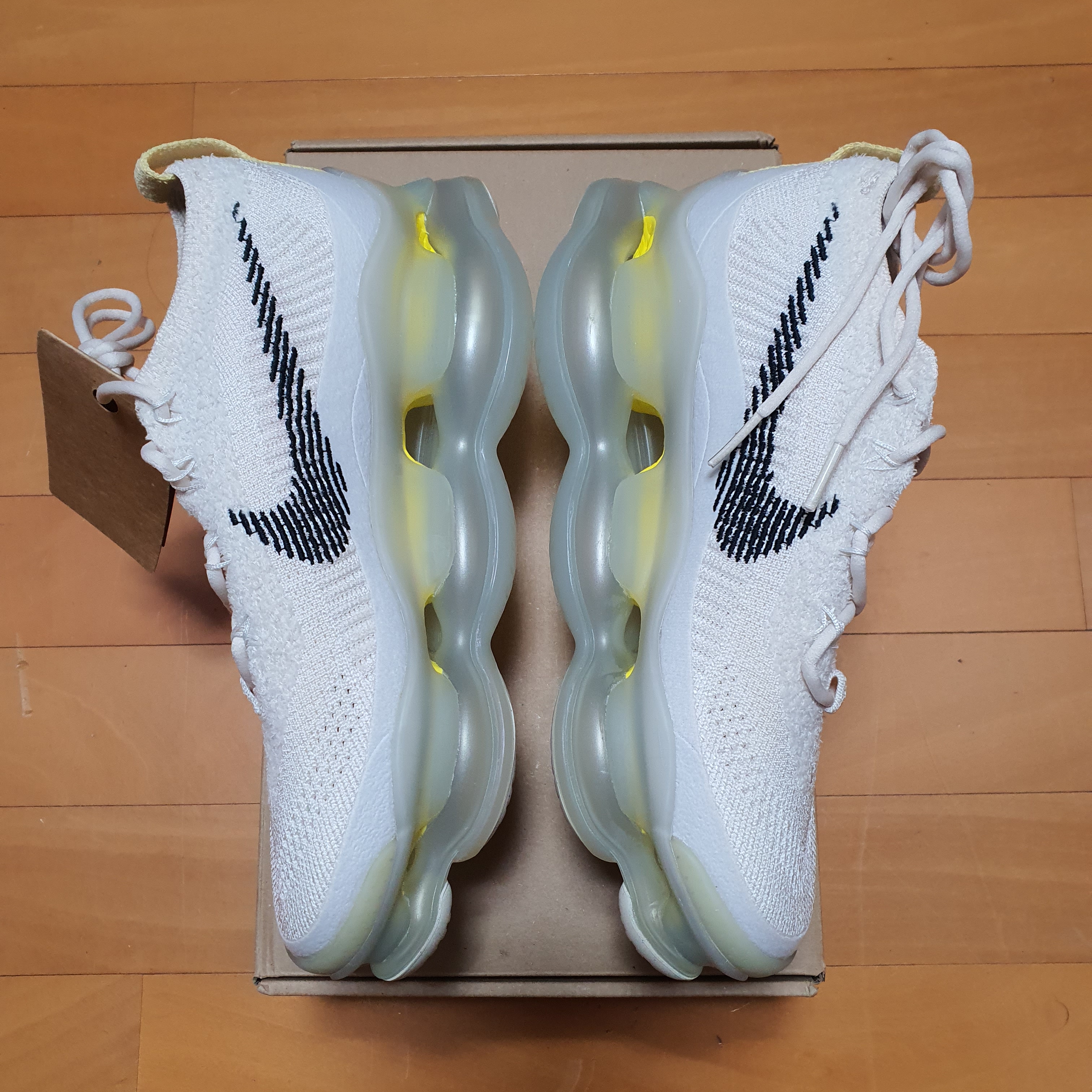 Nike Air Max Scorpion Flyknit Lemon Wash 착용 스타일