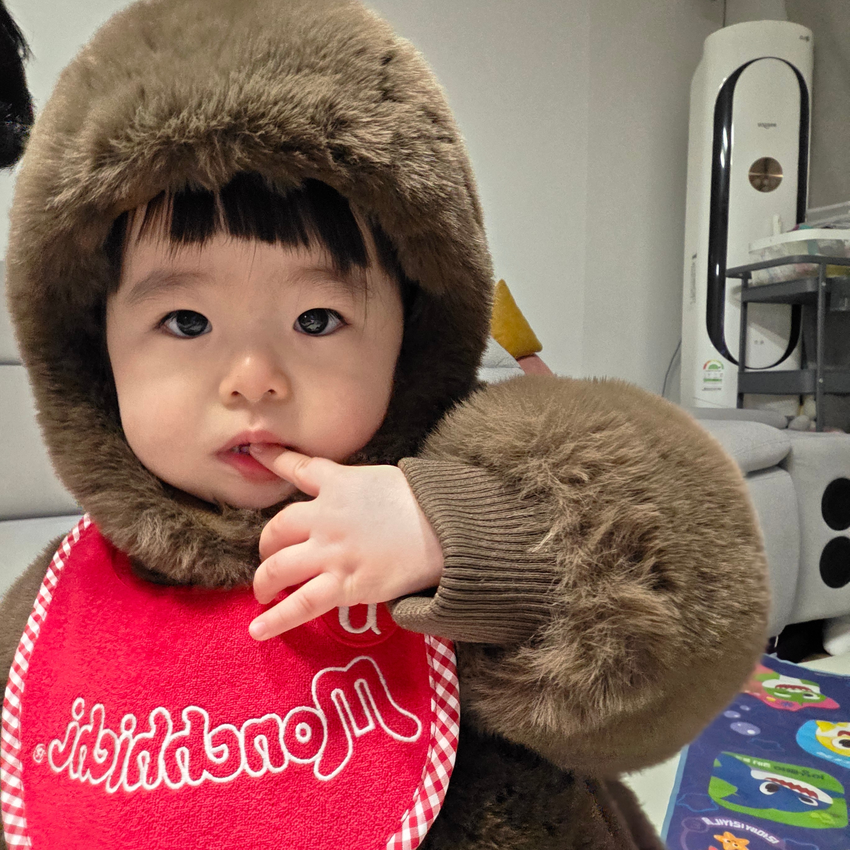(Kids) Monchhichi x Bebe De Pino Fur Hat Brown, (Kids) Monchhichi x Bebe De Pino Bib Set Multi 착용 스타일 - 2
