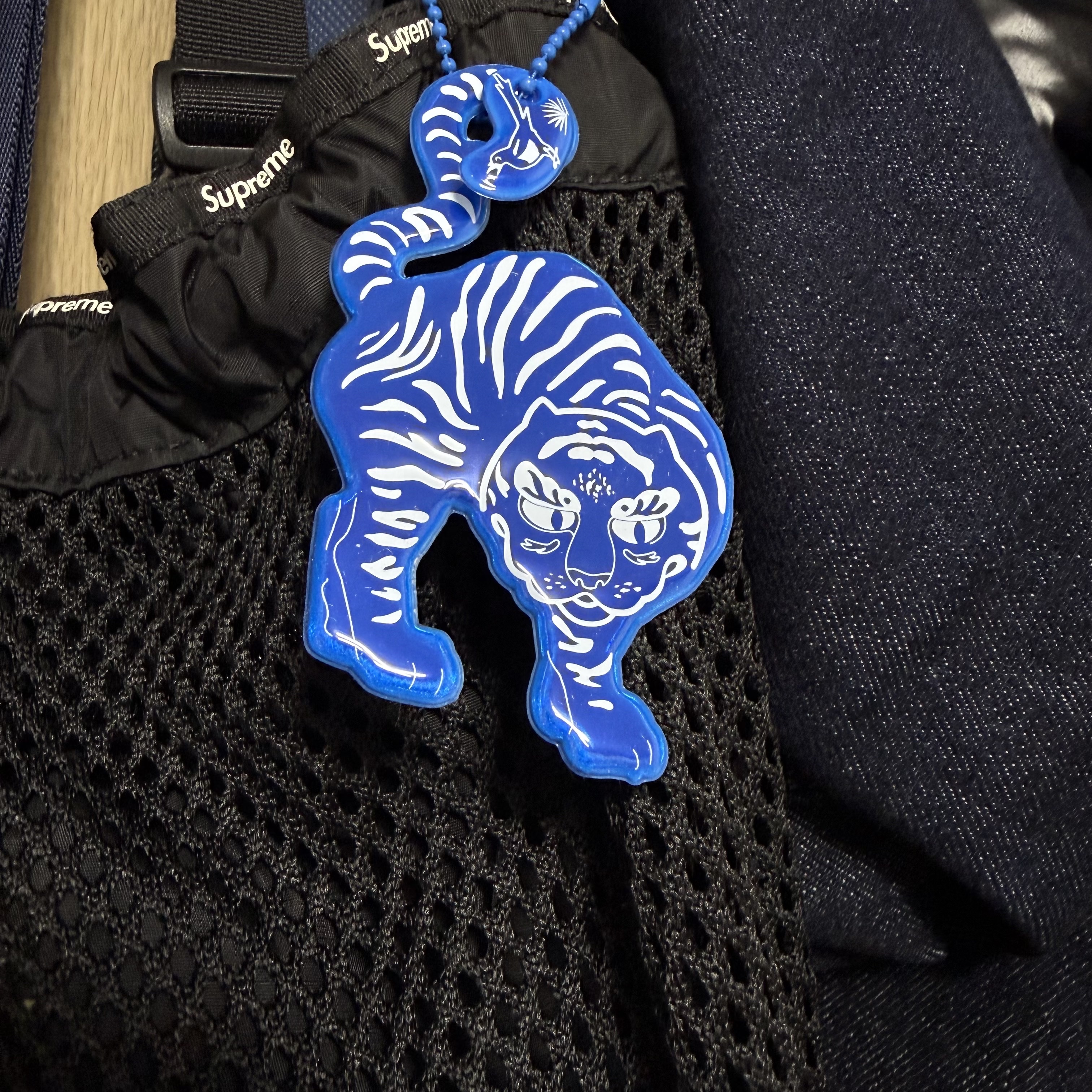 Muds Magpie and Tiger Safety Keyring Blue White, Monchhichi SS Girl Key Chain Brown 착용 스타일 - 2