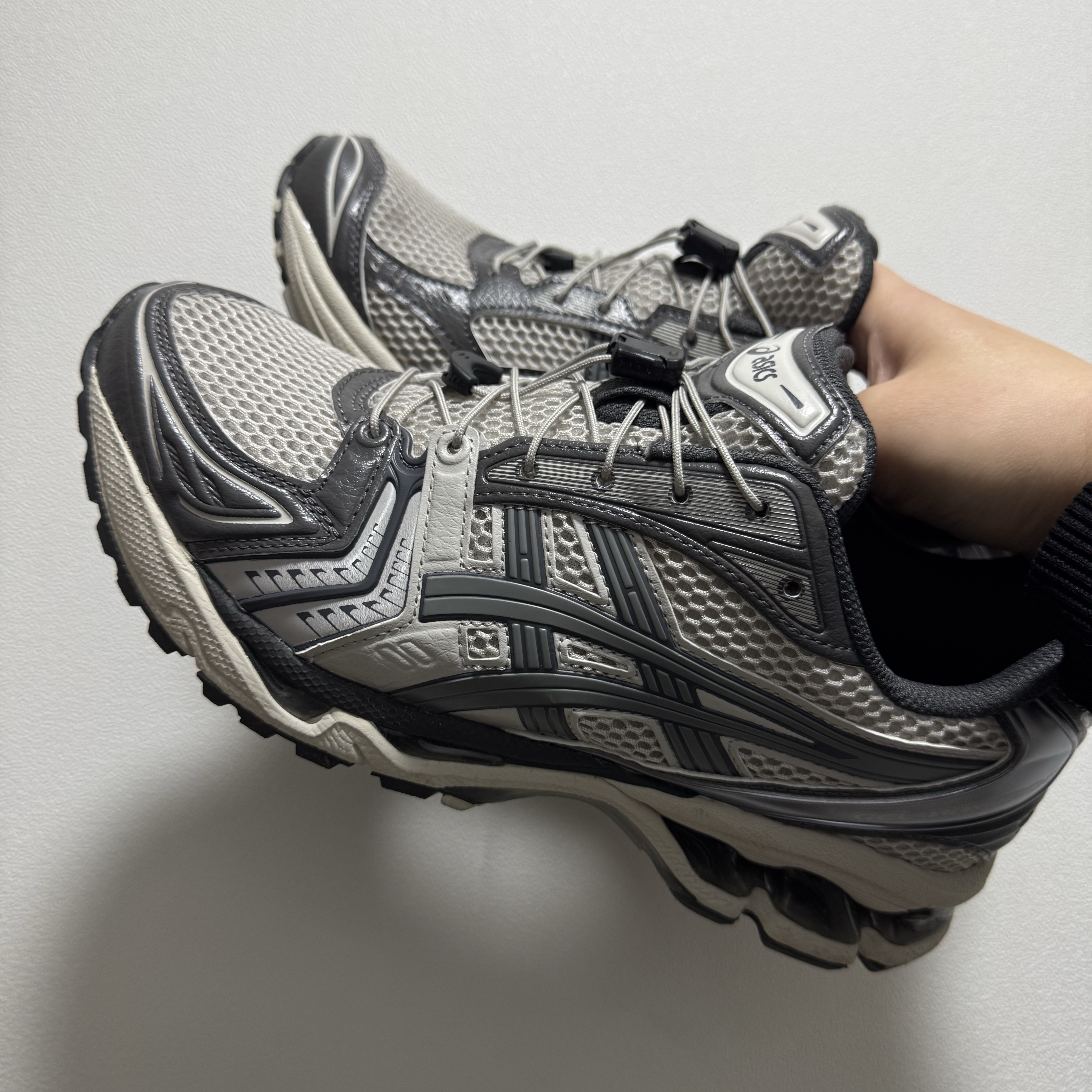Asics Unlimited Gel-Kayano 14 Oyster Grey Clay Grey 착용 스타일
