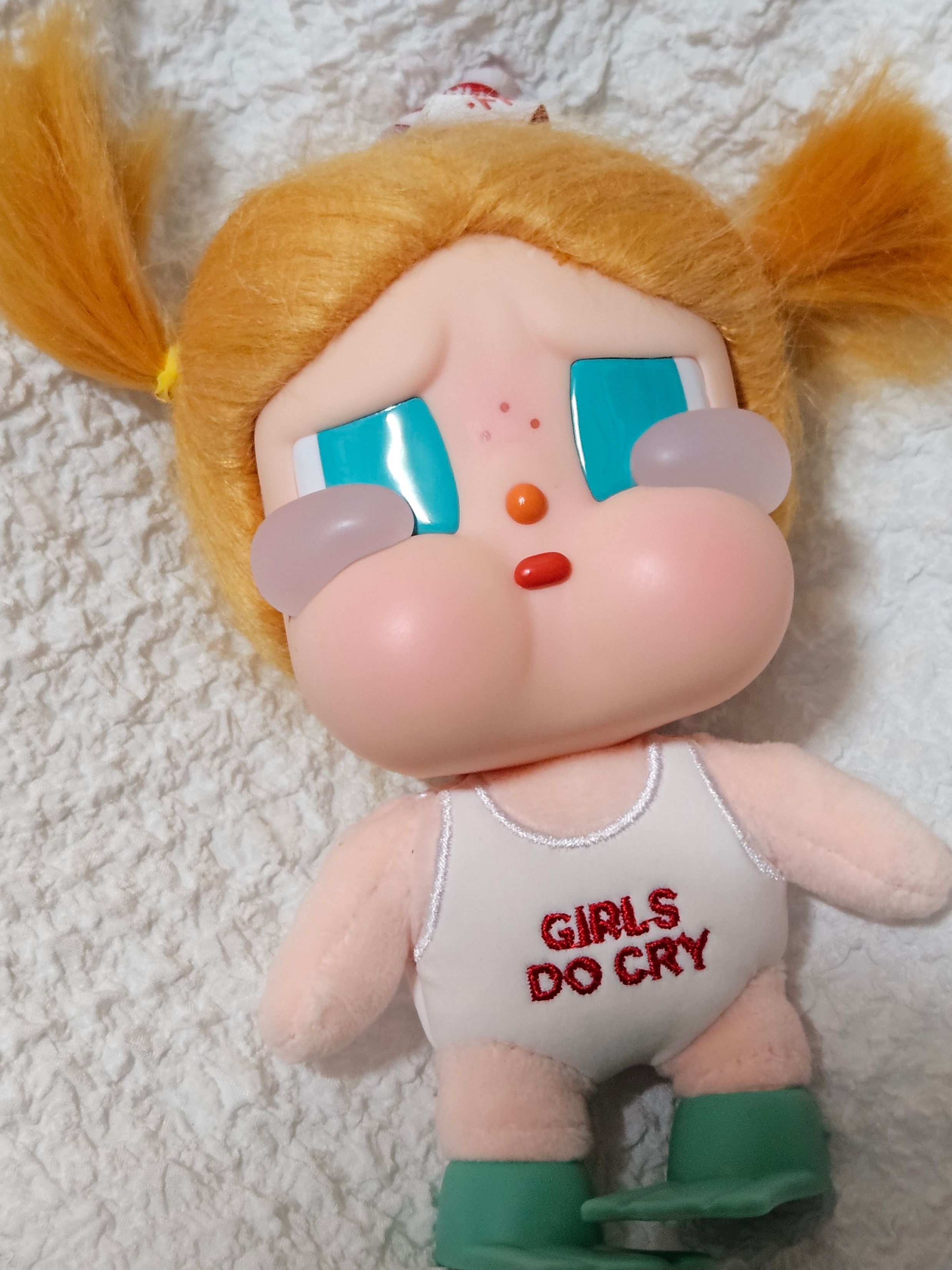 Pop Mart Crybaby Vacation Mode On Series Vinyl Plush Pendant Glug-Glug (Opened Case) 착용 스타일