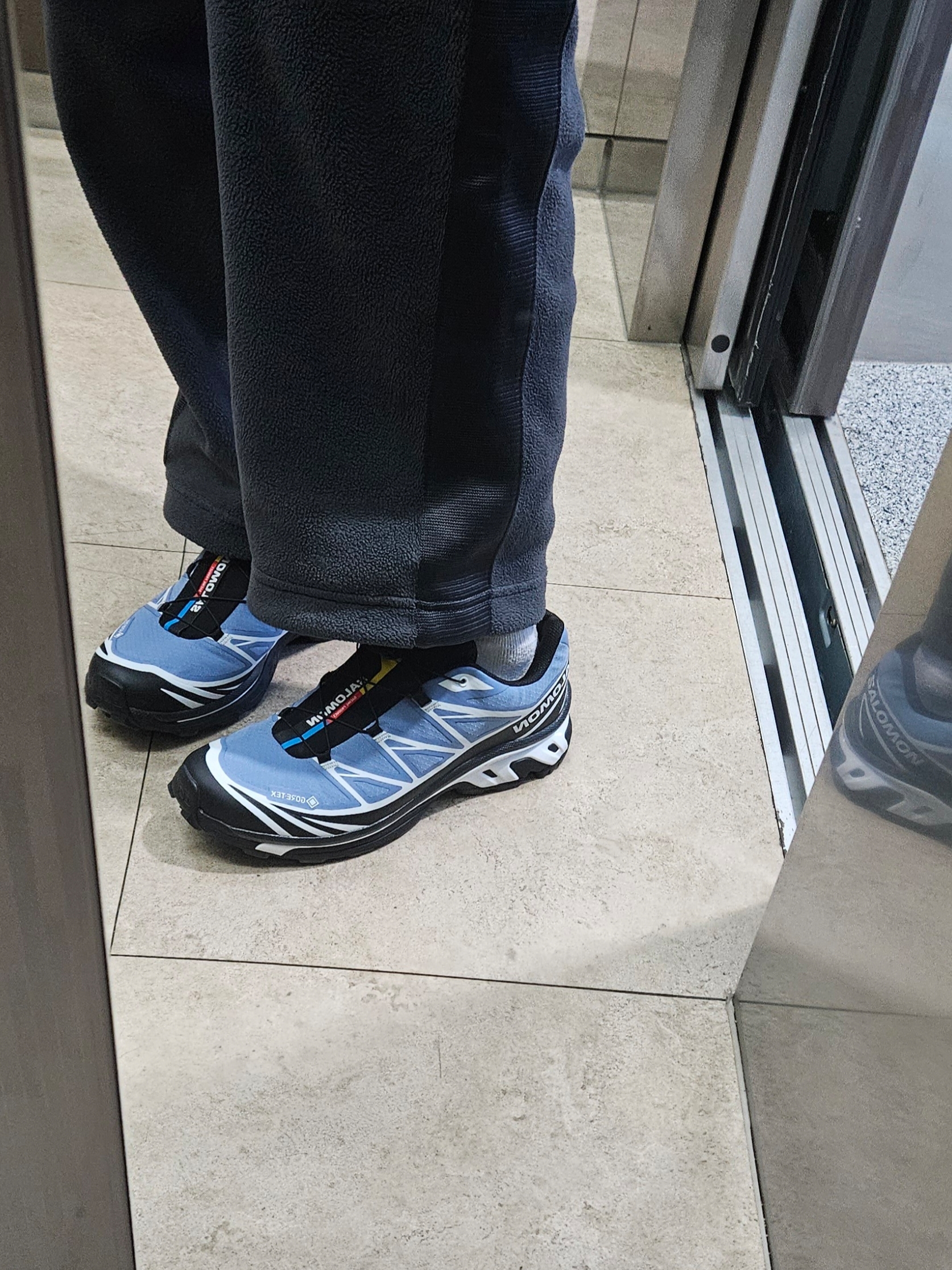 Salomon XT-6 GTX Black Infinity, NOMANUAL Tundra Light Duck Down Gray 착용 스타일 - 2