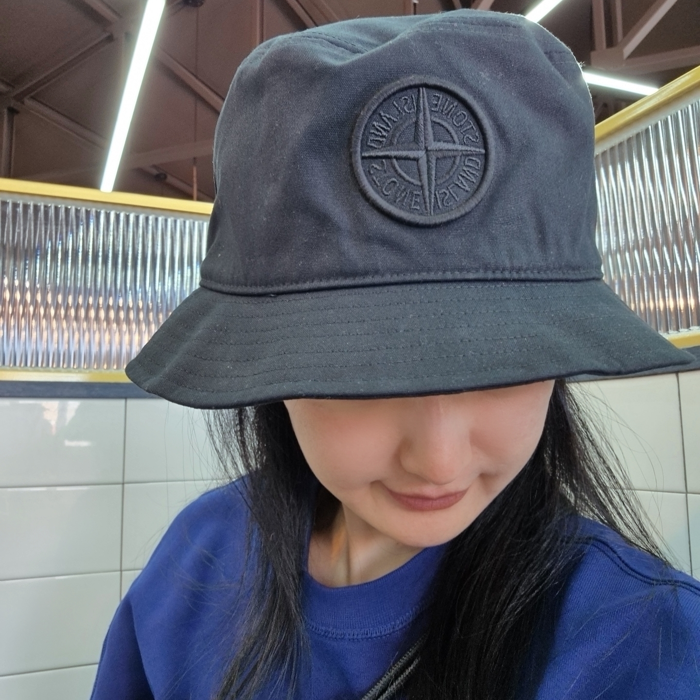 Stone Island 9100014 Cotton Reps Bucket Hat with Compass Embroidery and Contour Band Black - 25FW 착용 스타일
