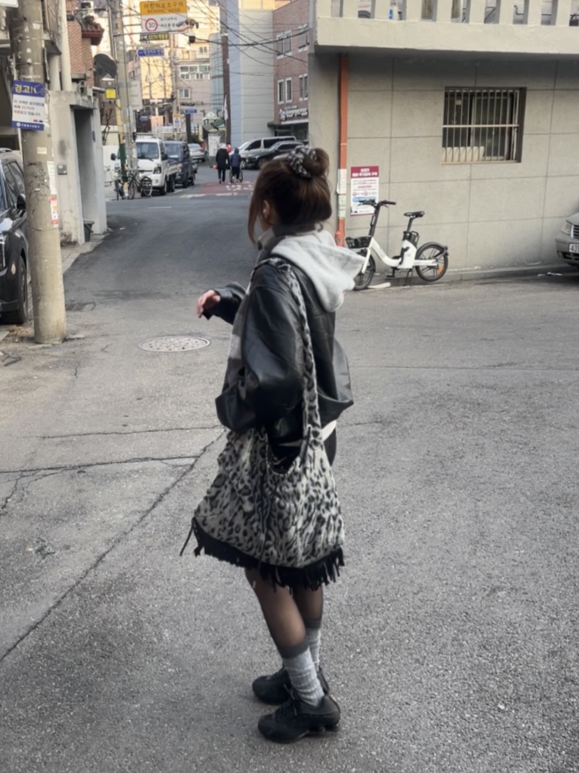 SOMSOC Vian Fringe Contrast Bag Leopard, (W) Nike Shox R4 Black 착용 스타일