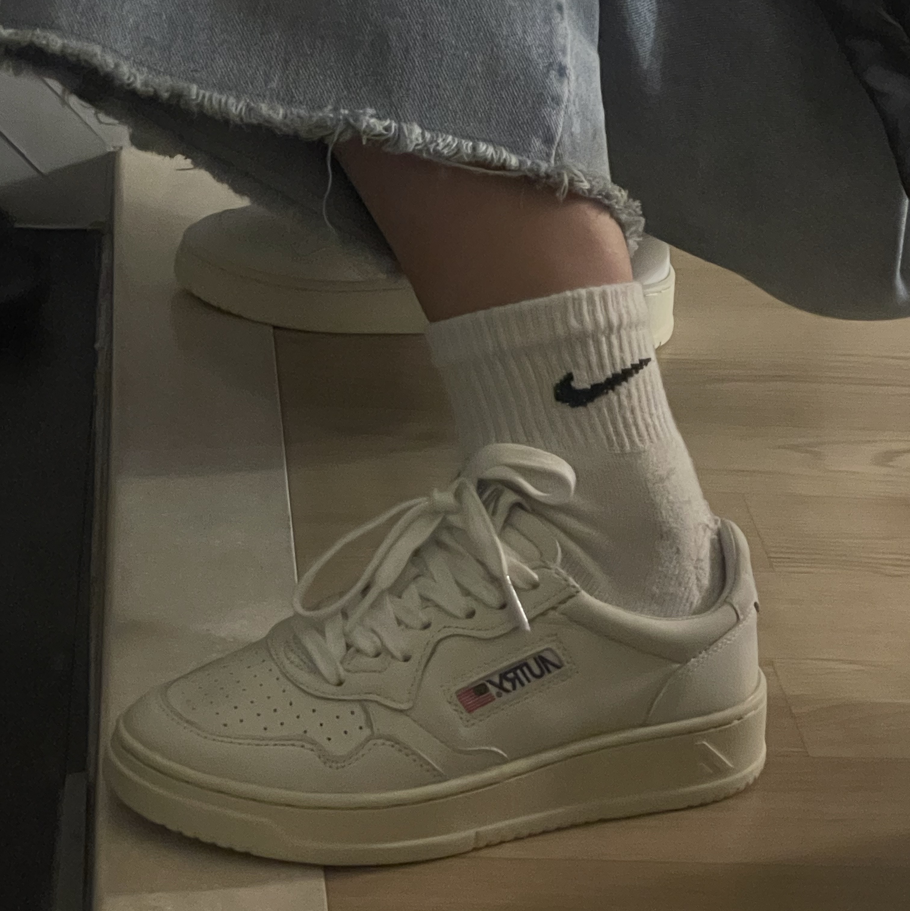(W) Autry Medalist Low Leather Sneakers White 착용 스타일