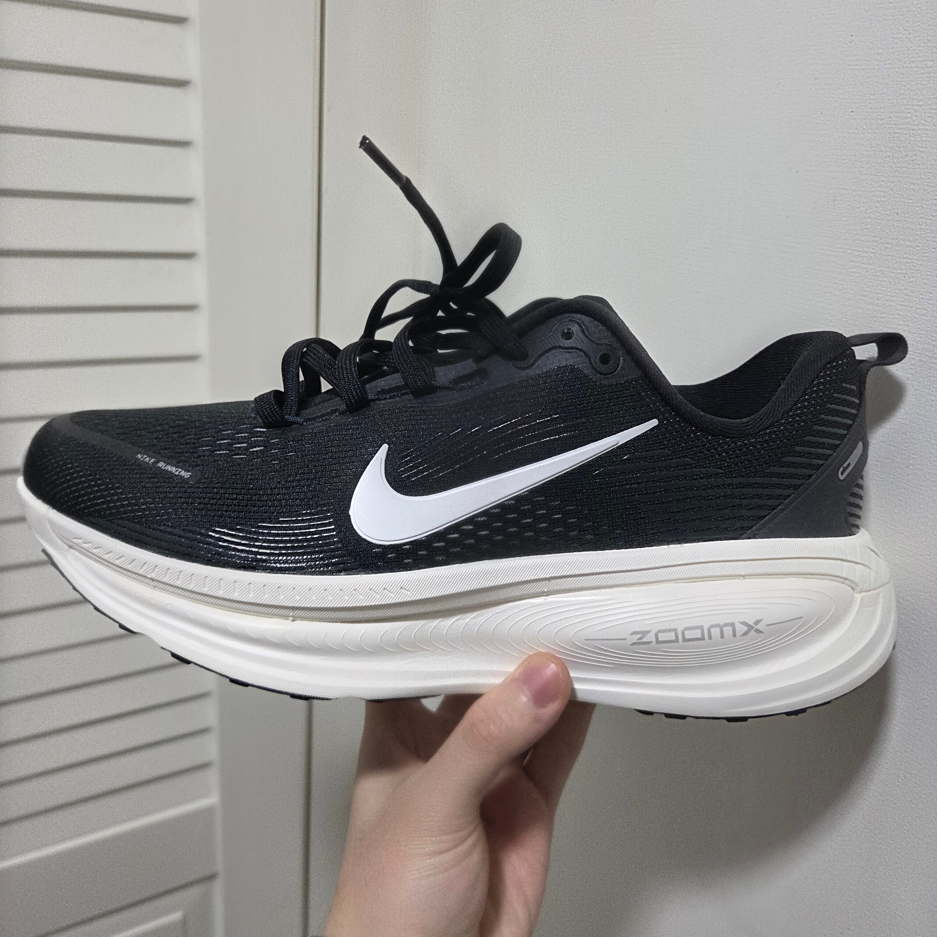 Nike Vomero 18 Black Coconut Milk 착용 스타일