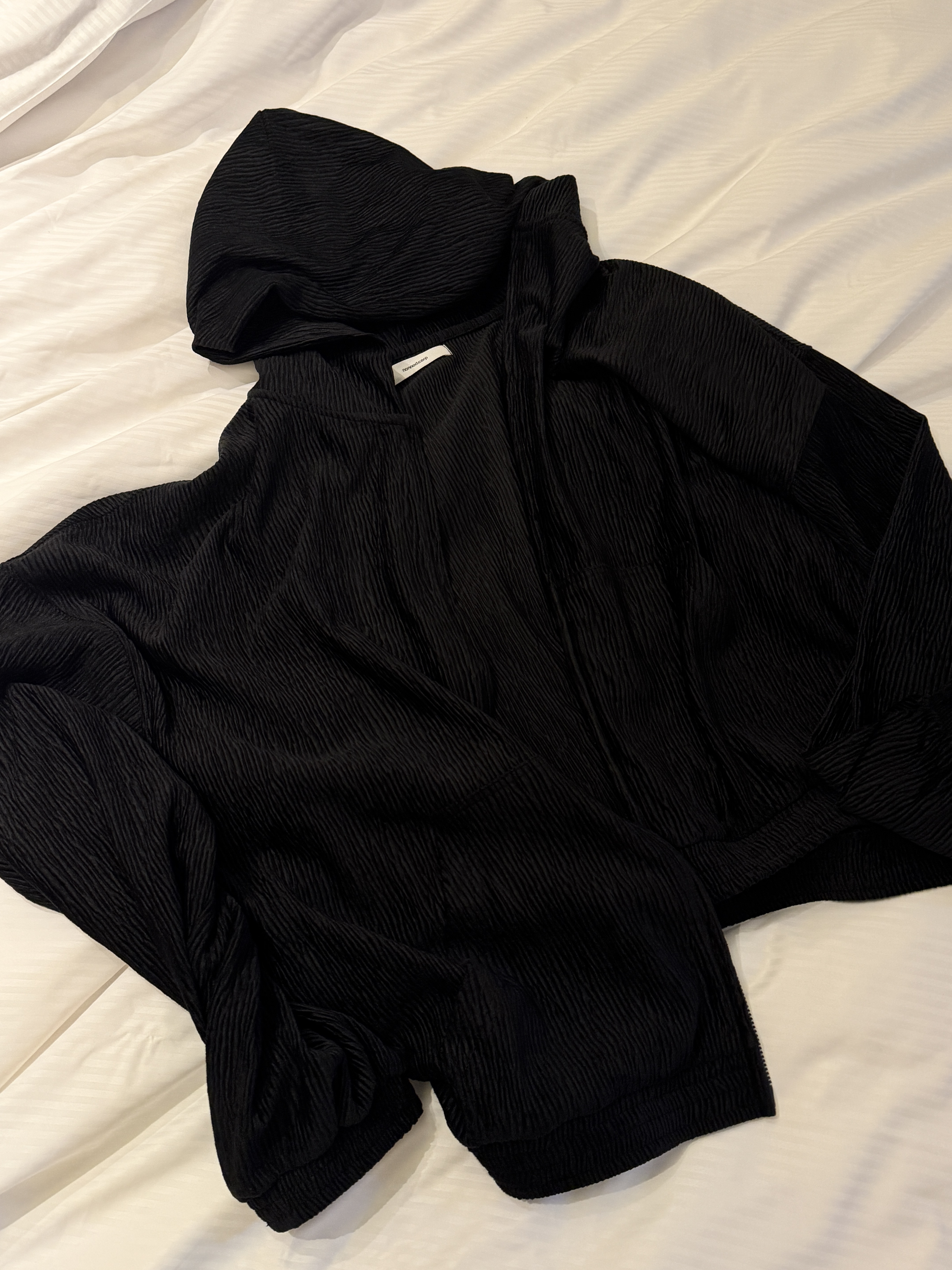 Nonnod Zen Pleats Zip Hoodie Black 착용 스타일 - 3