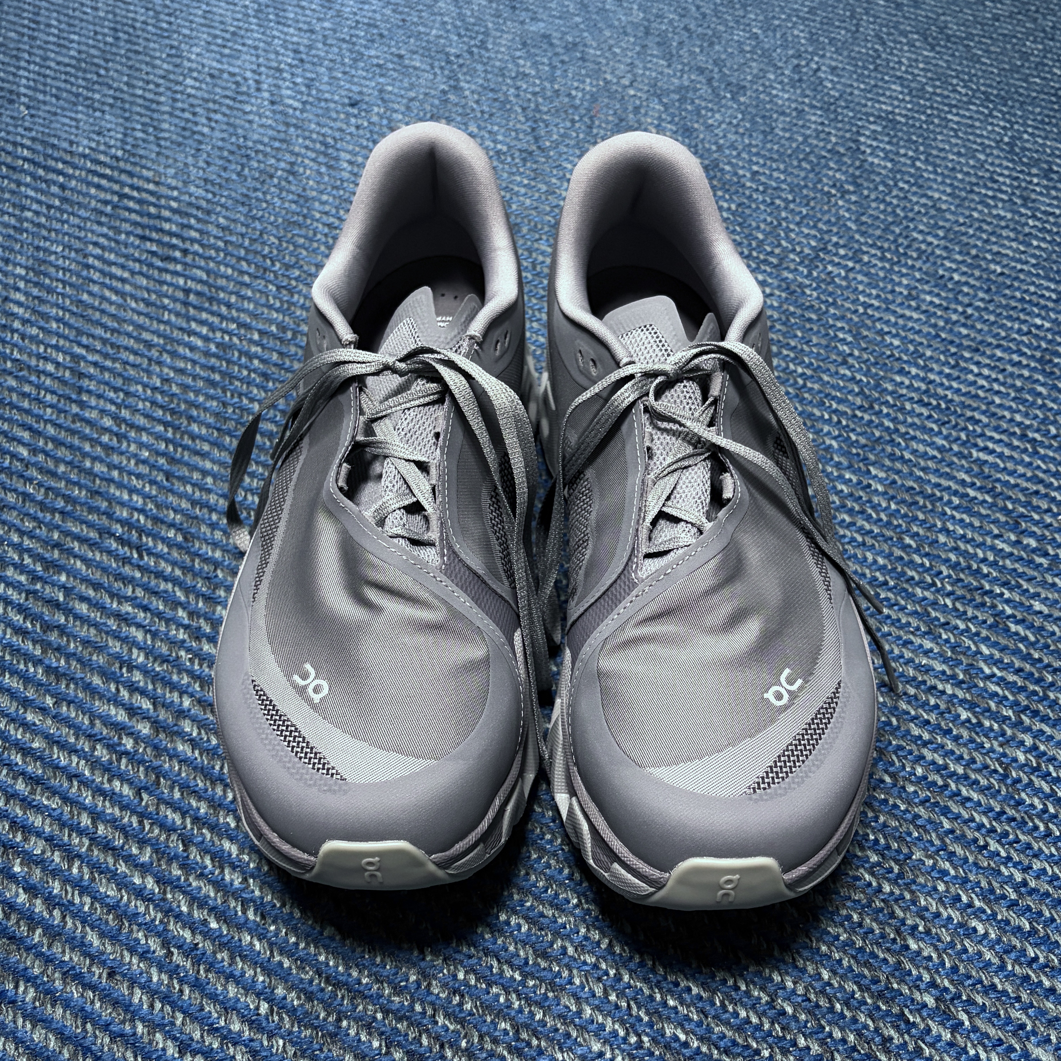 On Running x Post Archive Faction (Paf) Cloudmonster Hyper Phantom Apollo, Protocol Index 3 Layered Track Pants Grey 착용 스타일 - 4