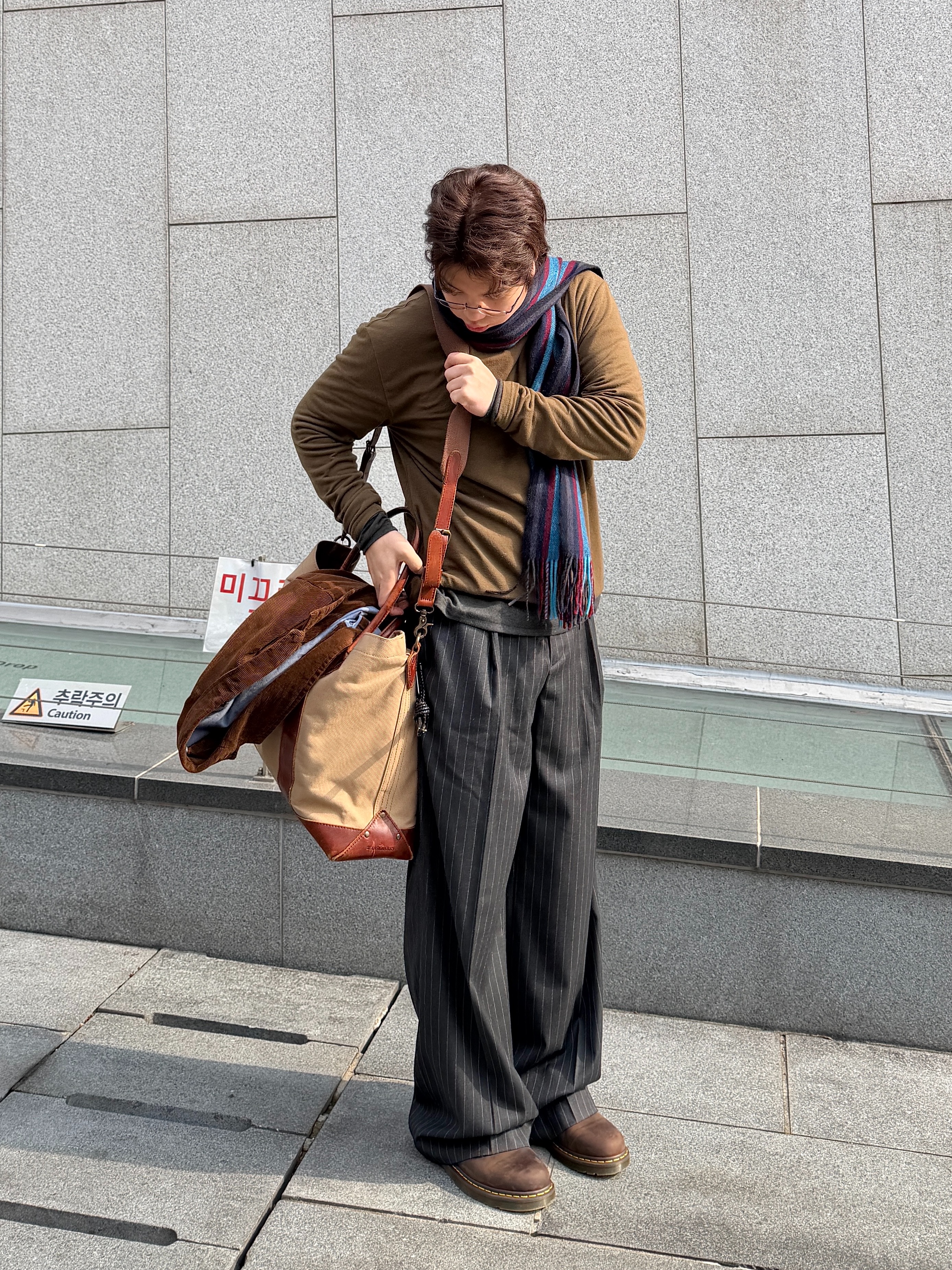 Dr. Martens 1461 Crazy Horse Dark Brown 착용 스타일 - 1
