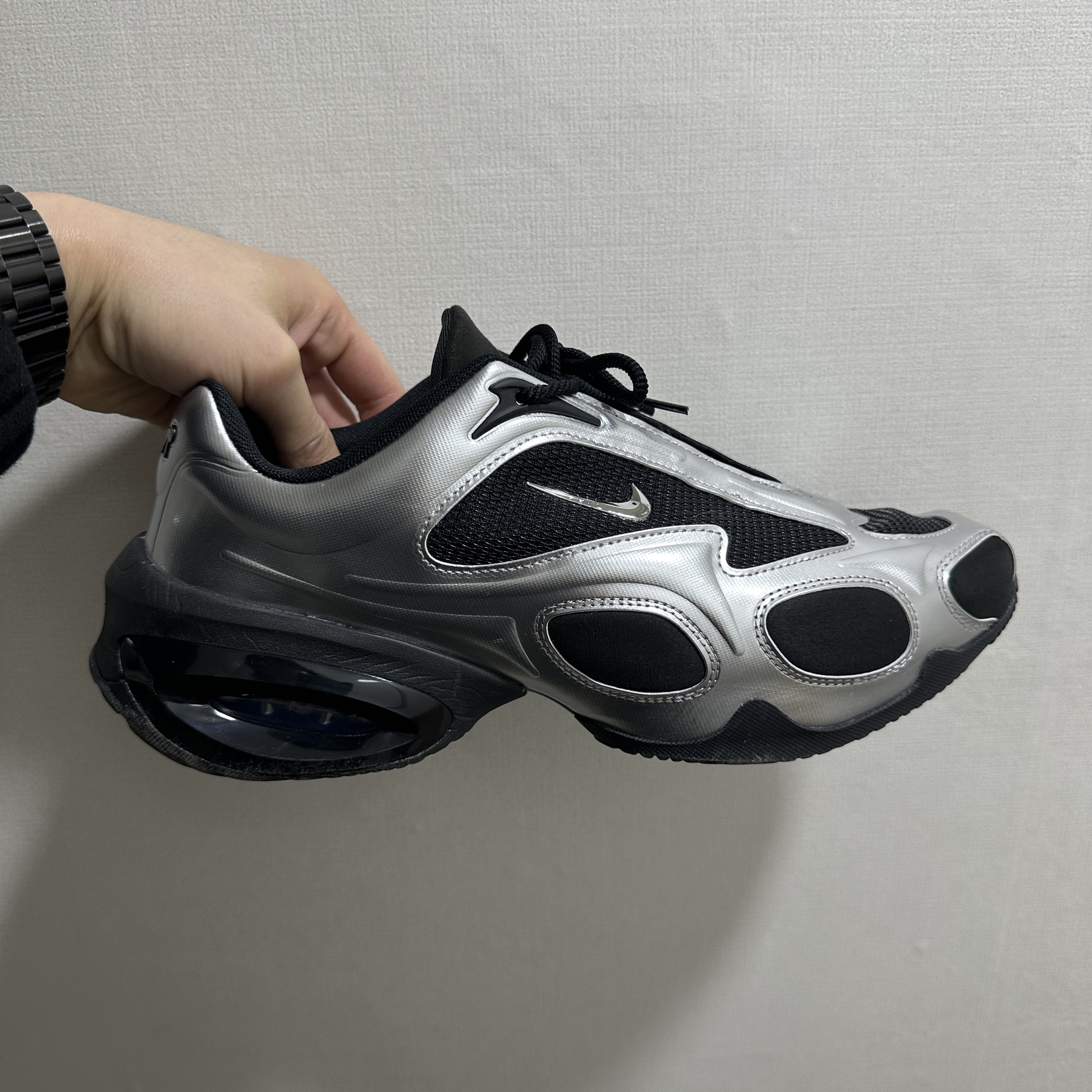 (W) Nike Air Max Muse Black and Metallic Silver 착용 스타일