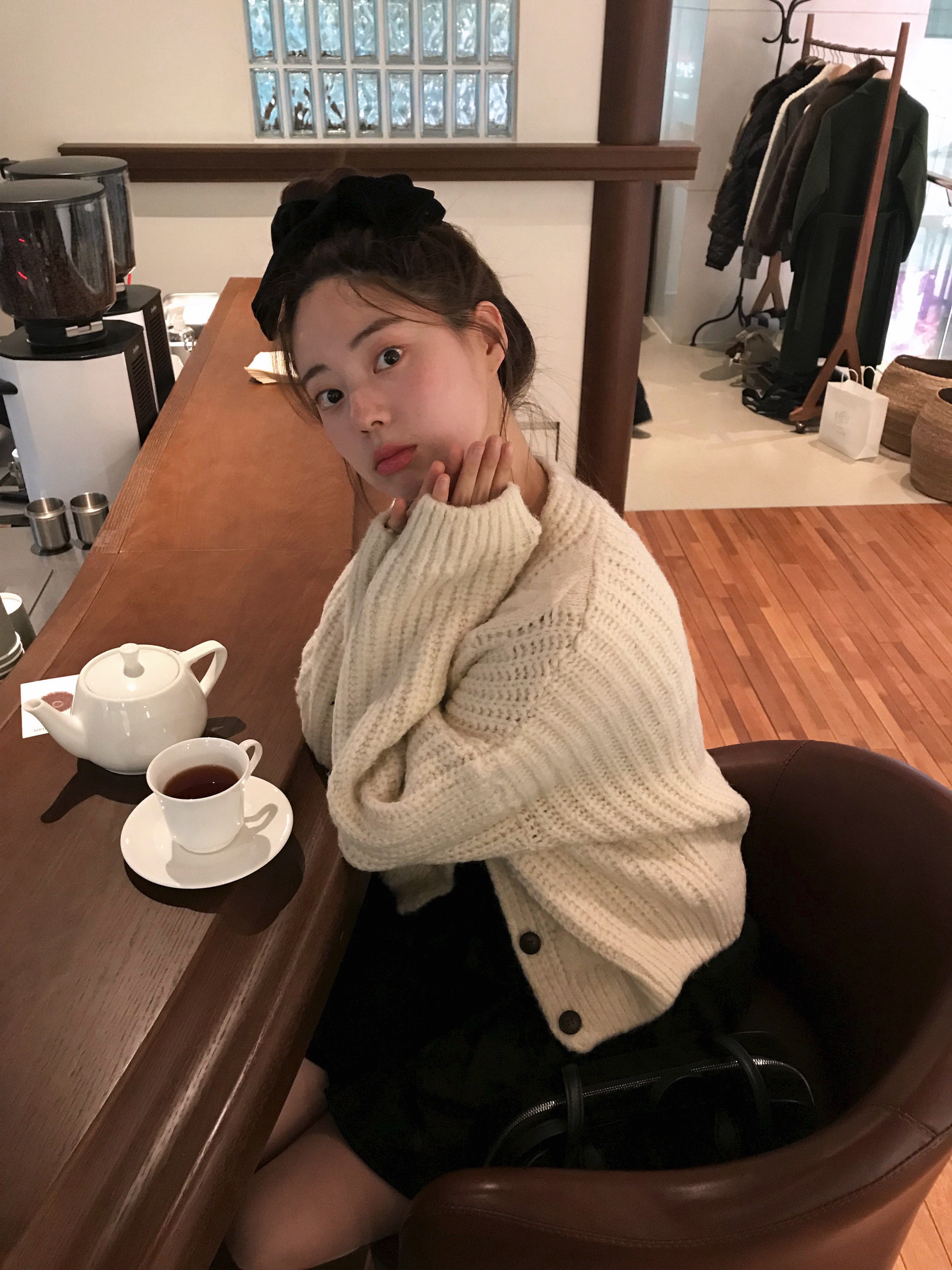 (W) Miu Miu Velvet Scrunchie Black 착용 스타일 - 1