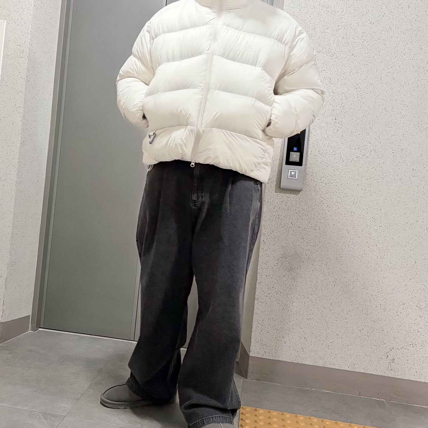 Millo Archive Easy Drop Denim Pants Black, Nike ACG Therma-Fit ADV Lunar Lake Loose Hooded Jacket Light Orewood Brown - Asia 착용 스타일