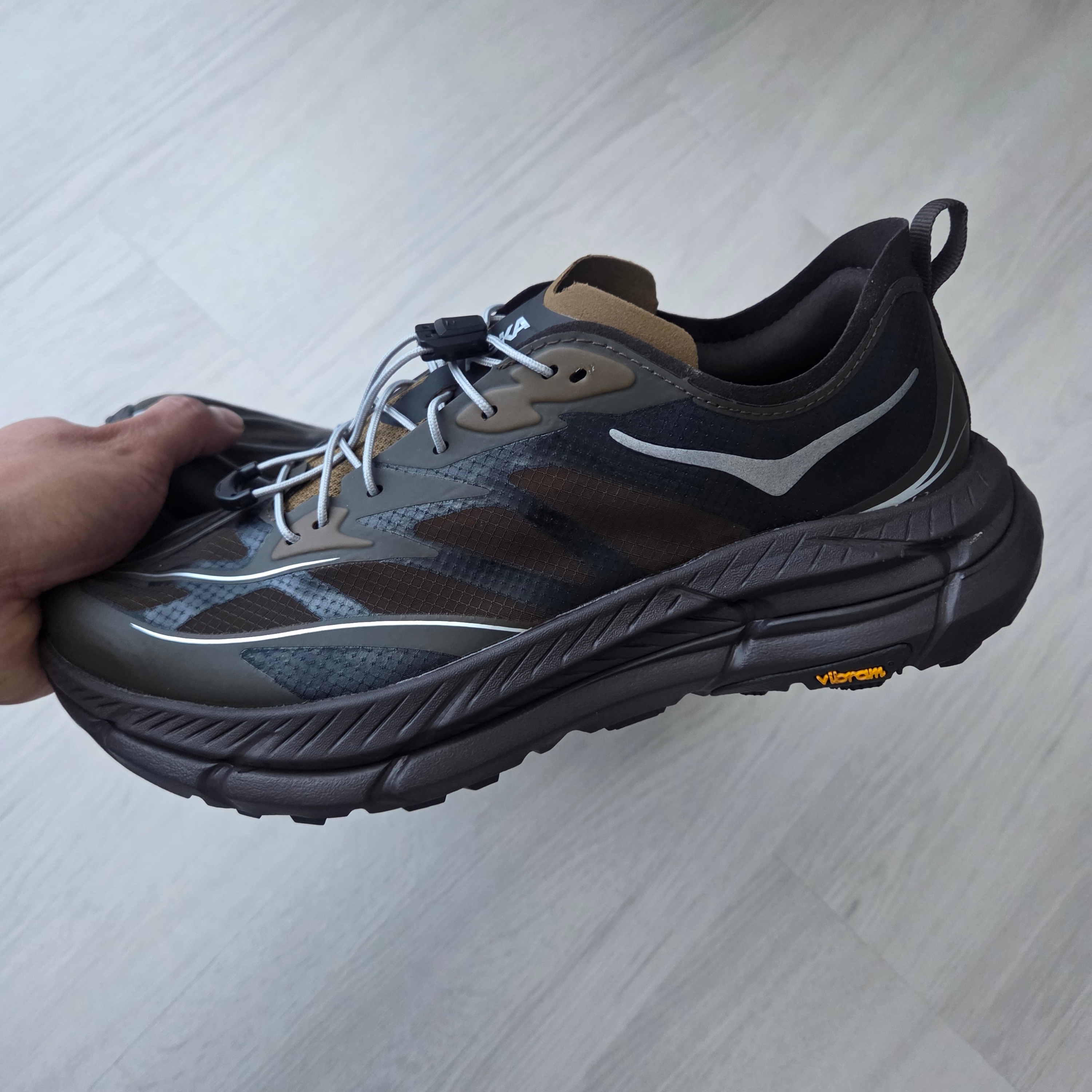 Hoka Mafate Speed 4 Lite Tree Bark Cast Iron 착용 스타일 - 1