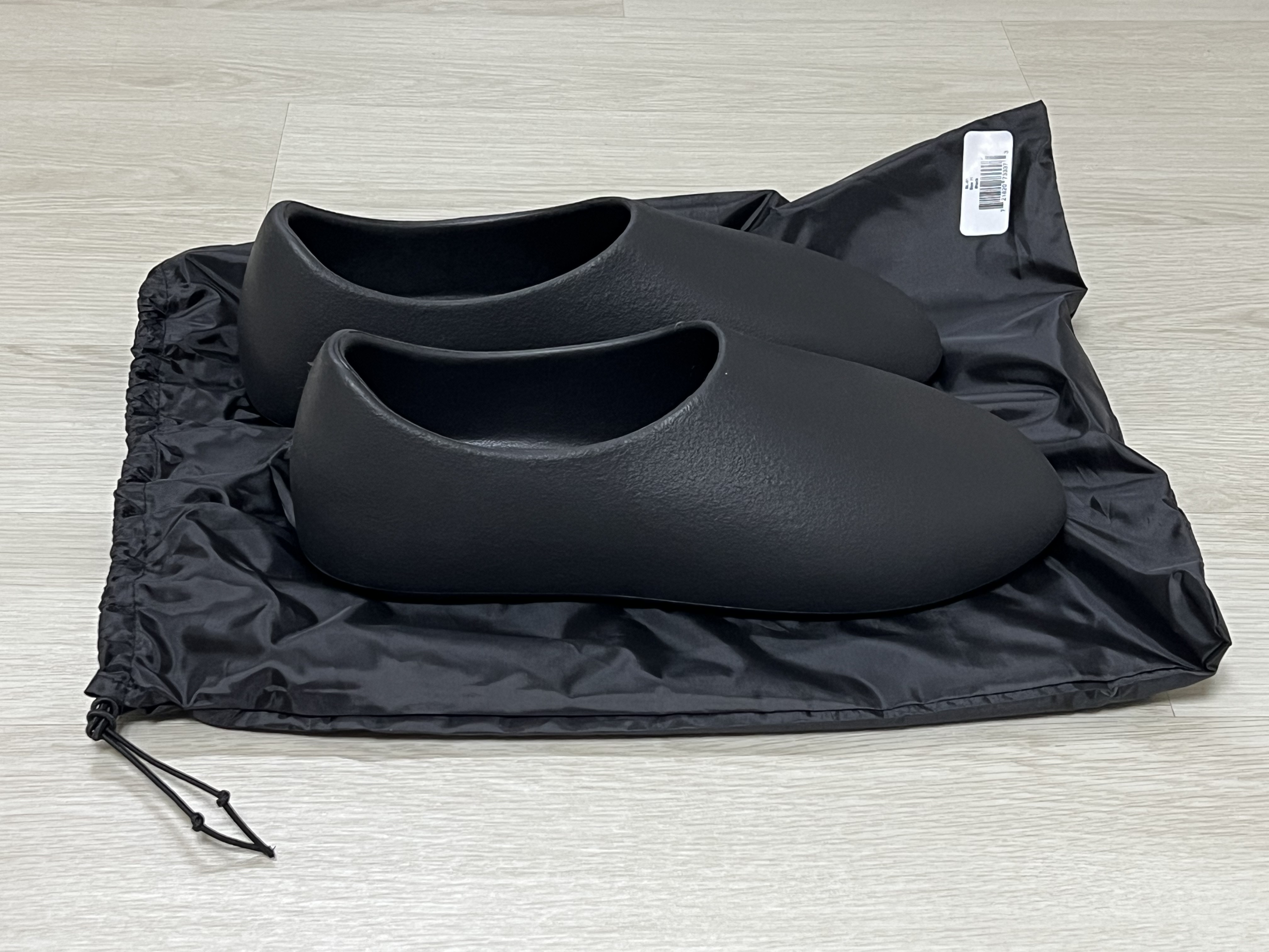 Yeezy SL-01 Black 착용 스타일 - 1