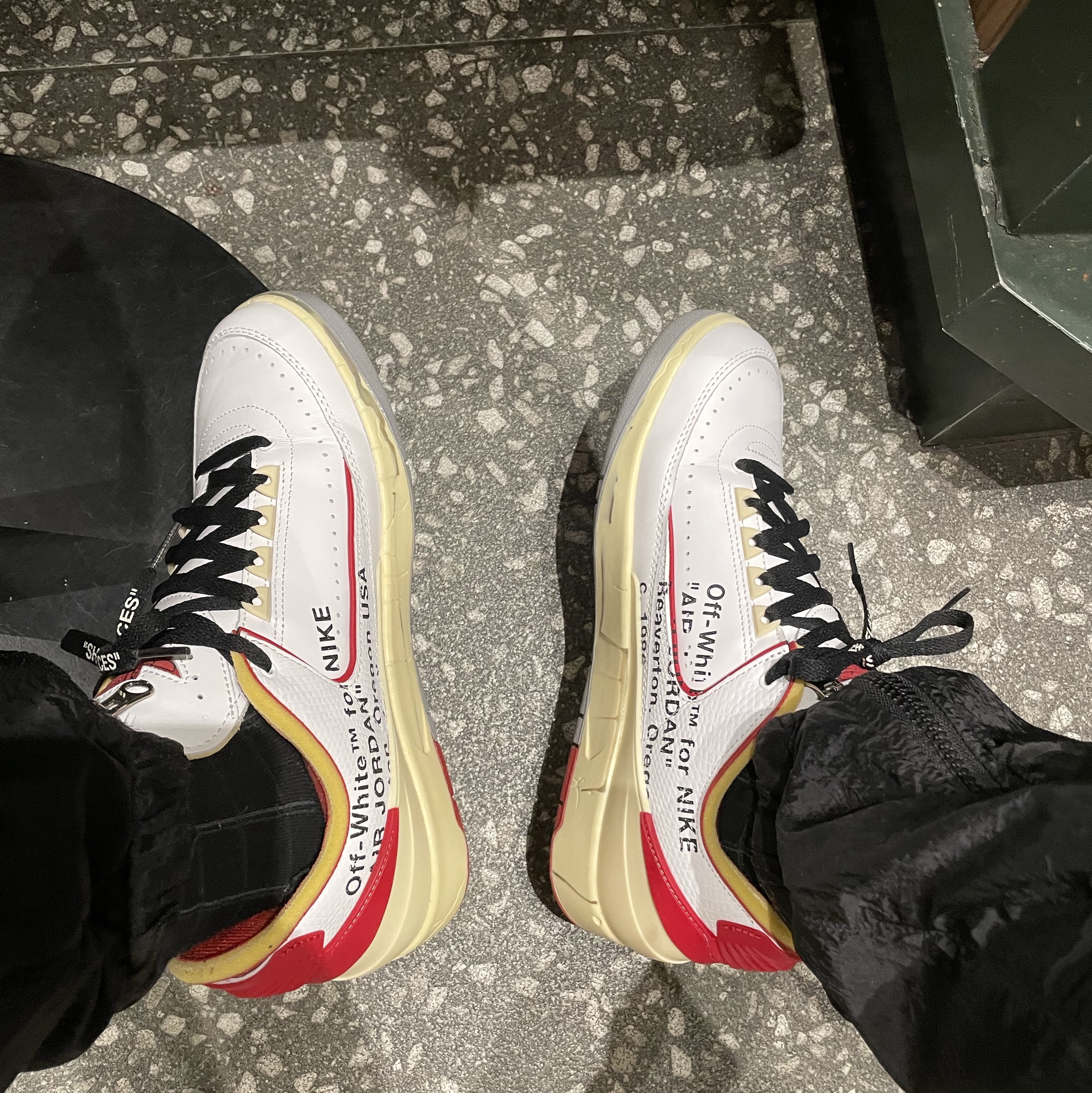 Jordan 2 x Off-White Retro Low SP White and Varsity Red 착용 스타일