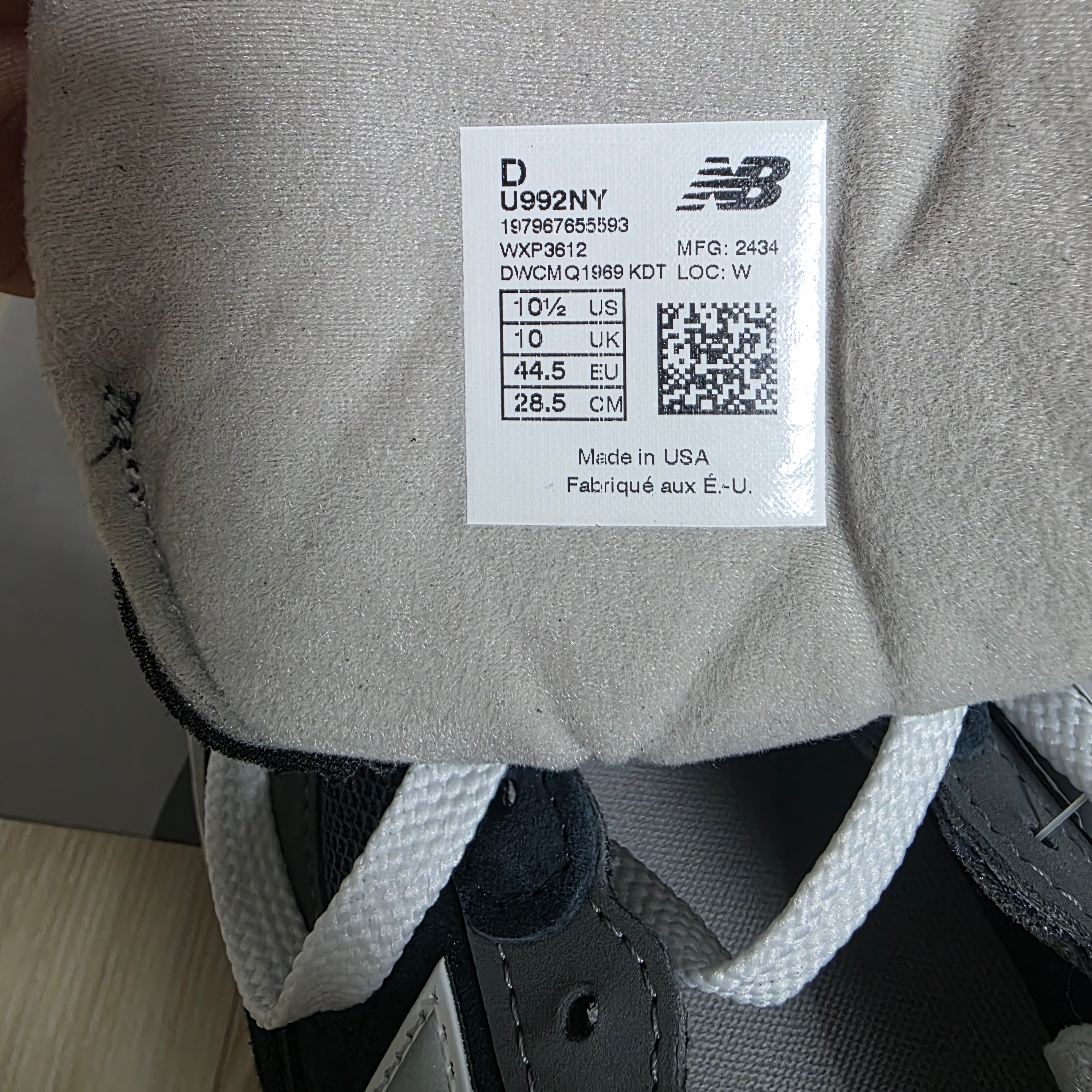 New Balance 992 Made in USA Core Navy 착용 스타일 - 2