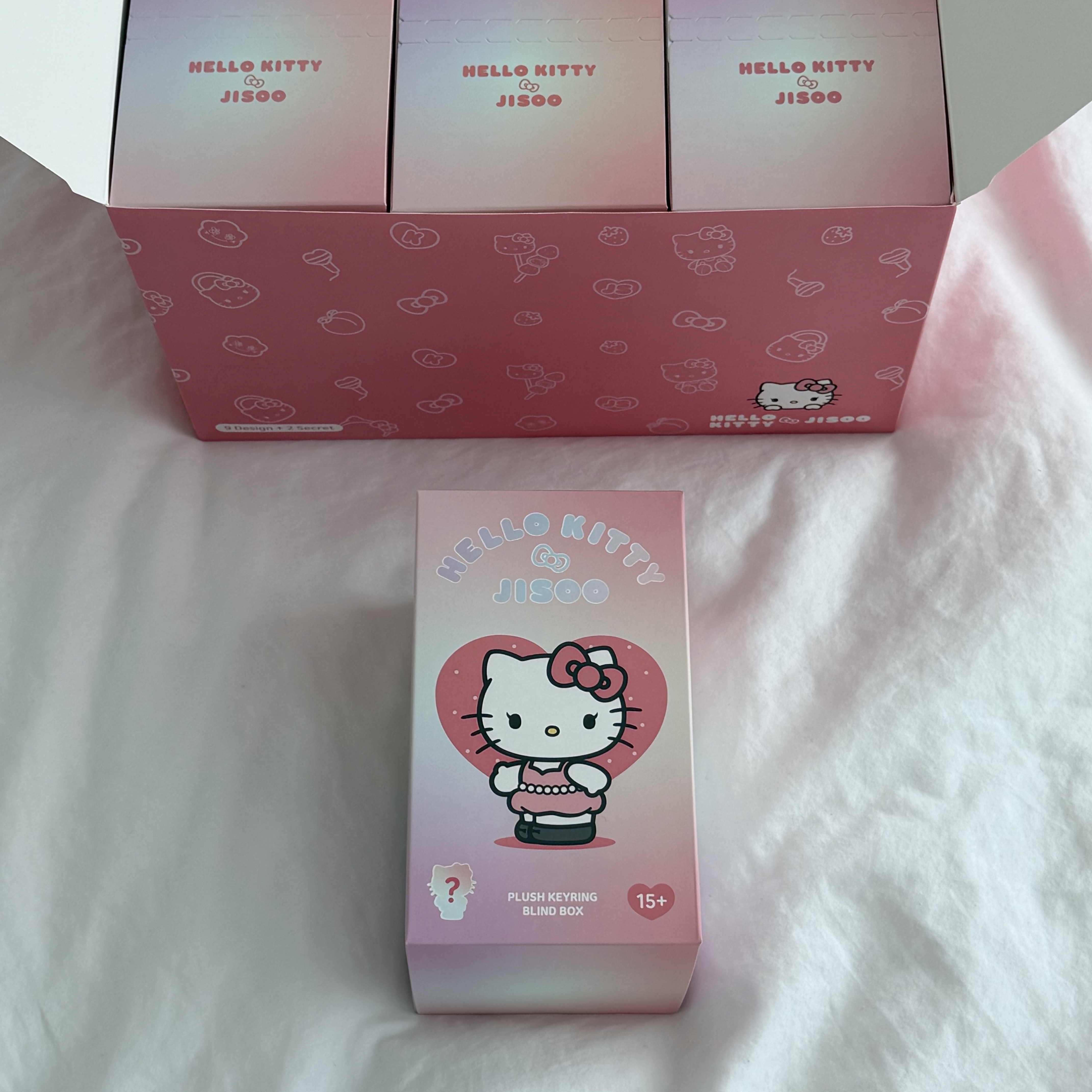 HELLO KITTY x JISOO Random Plush Keychain Set (Set of 9) 착용 스타일 - 1