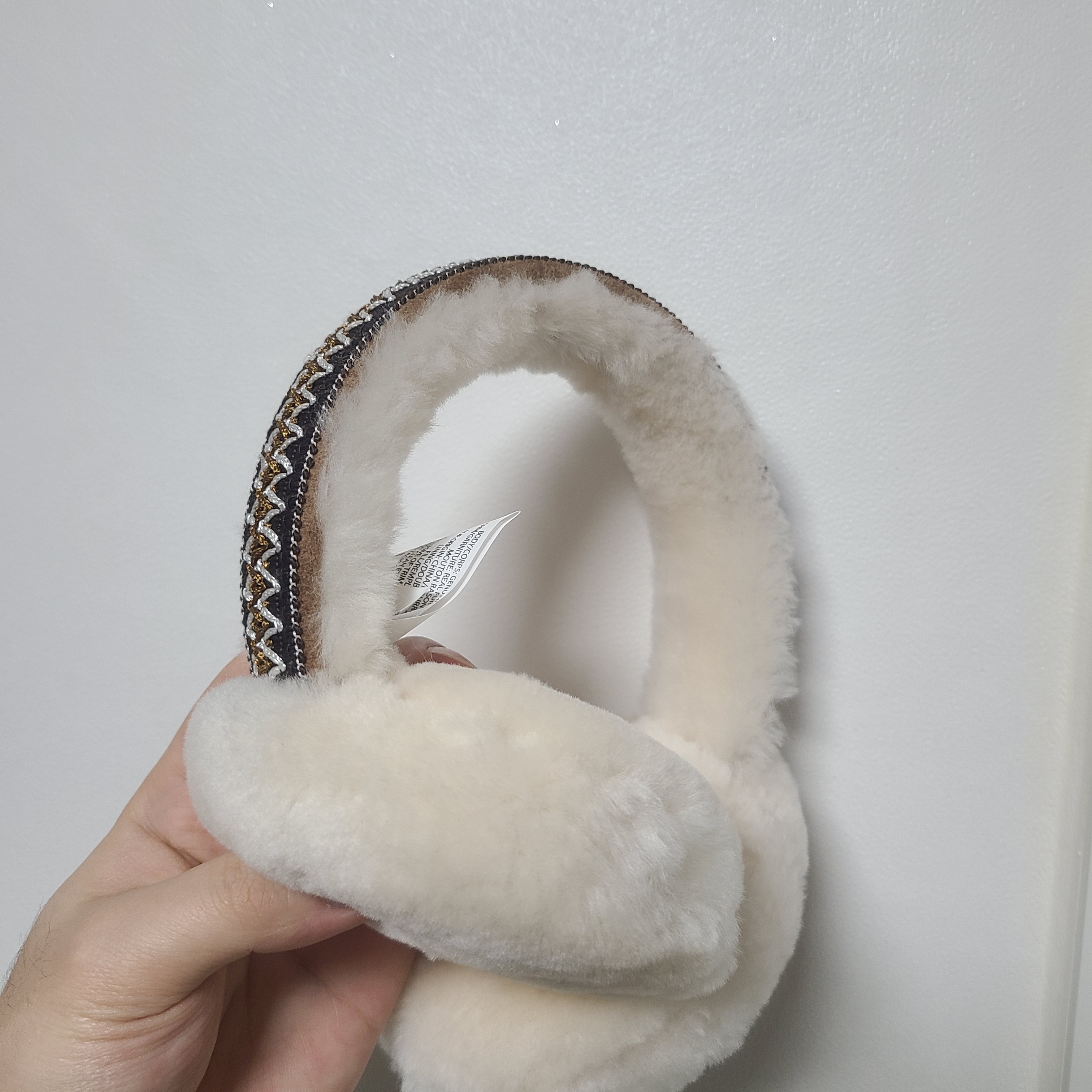 (W) UGG Sheepskin Tasman Earmuff Chestnut 착용 스타일