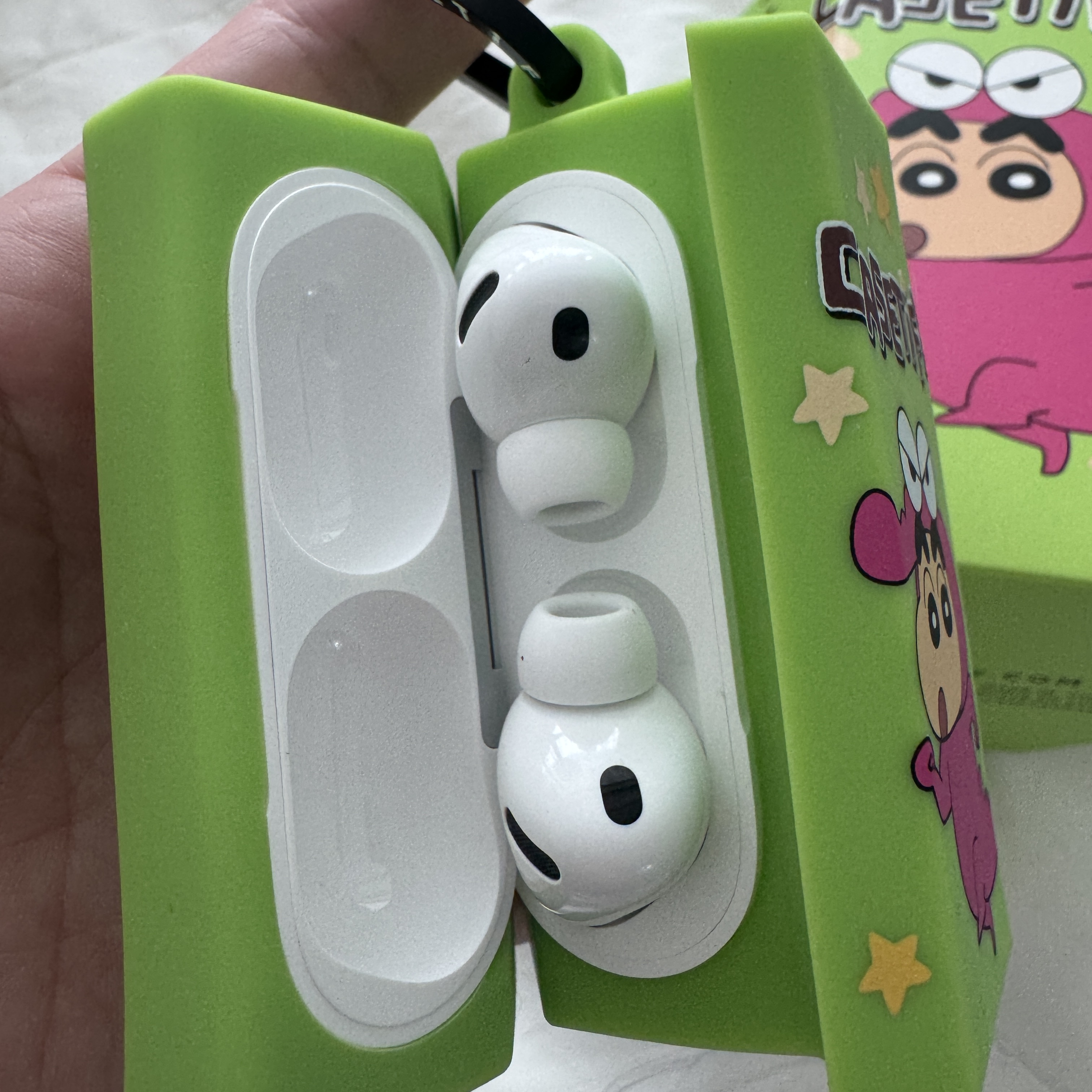 Casetify x Crayon Shin-Chan Chocobi Collectible Earbuds Case 착용 스타일 - 2
