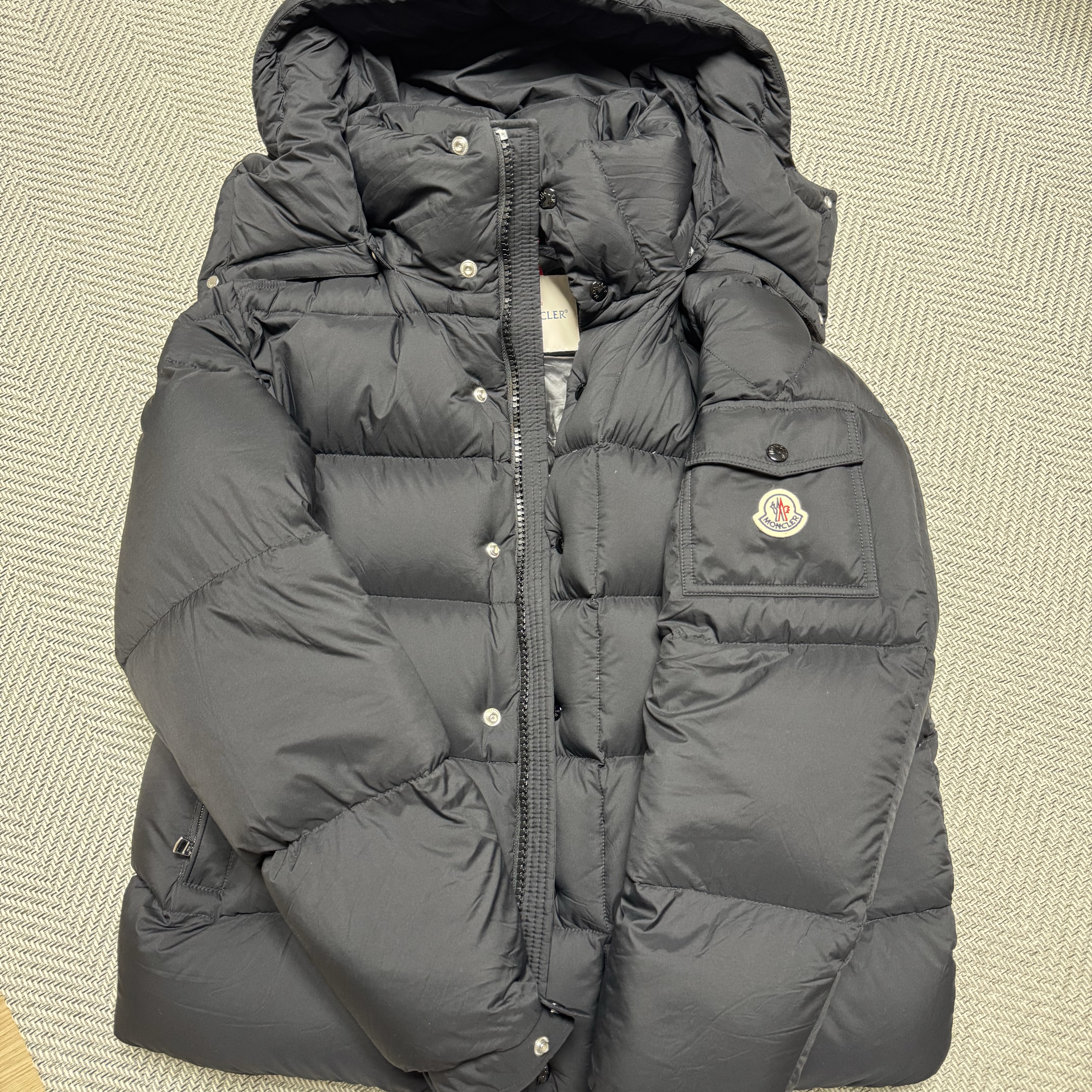 Moncler Maya 70 Hooded Short Down Jacket Black - 25FW 착용 스타일 - 1