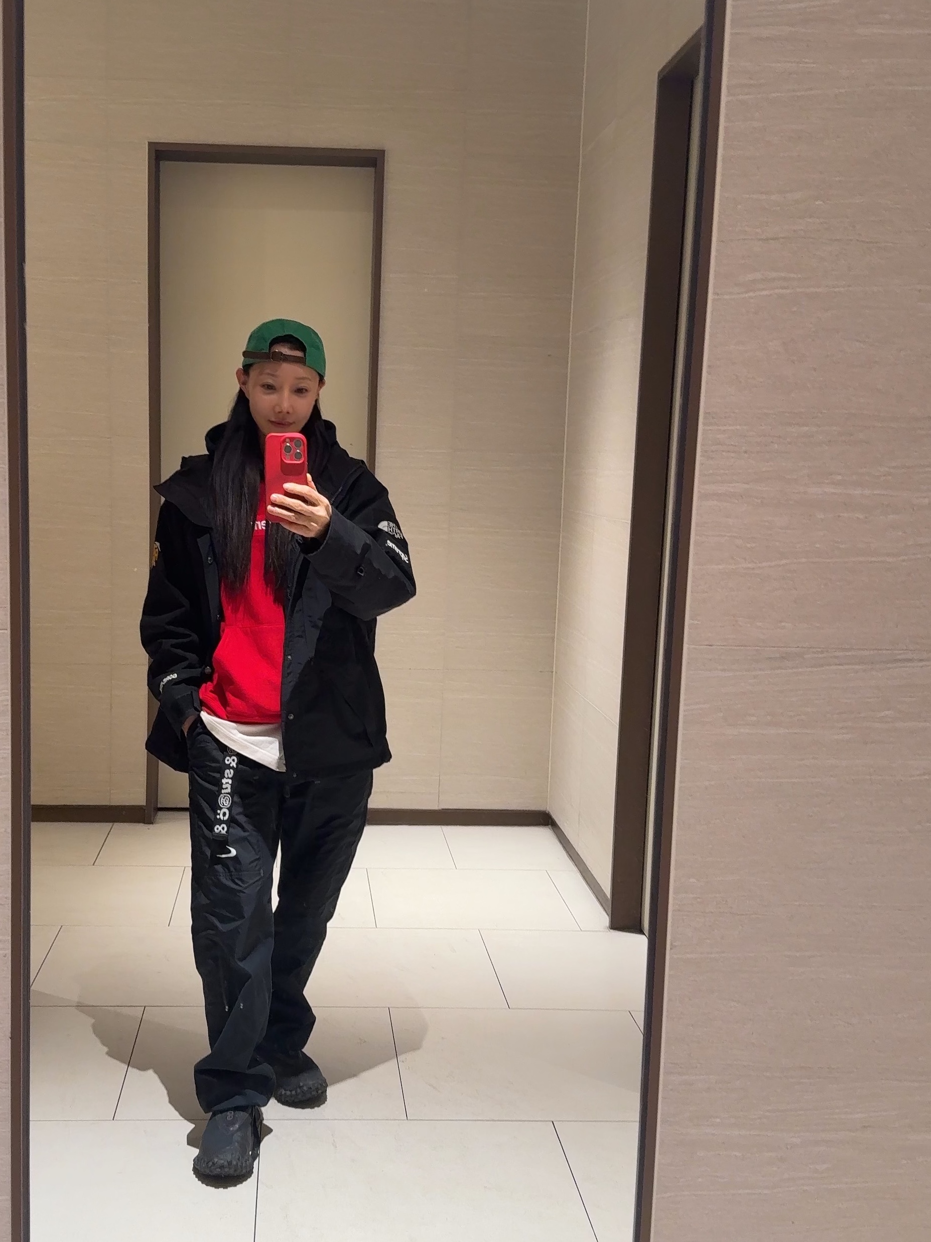 Nike ACG Mountain Fly Gore-Tex Black and Dark Grey, Supreme Washed Chino Twill Camp Cap Green - 22FW 착용 스타일 - 2
